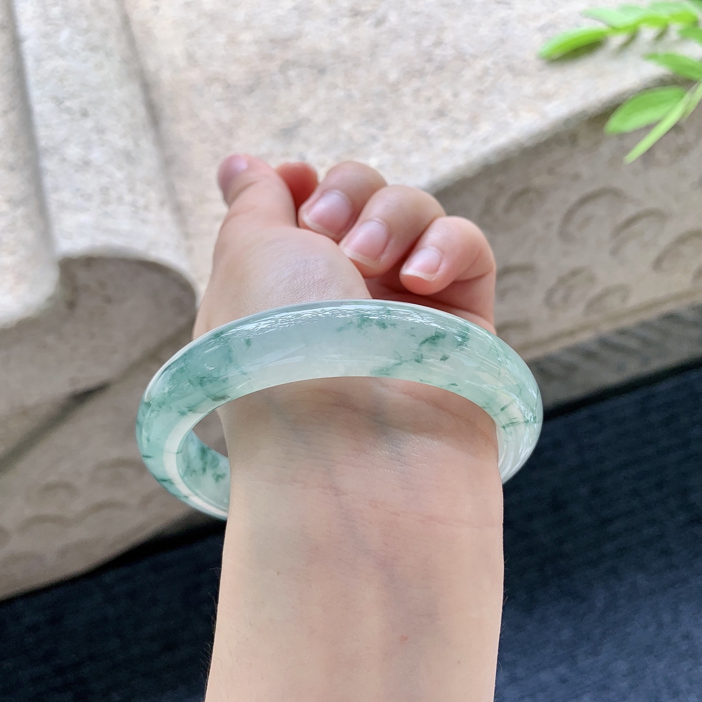 正圈62 63，圈口63.7/13/9.3，编码T1081601，描述冰糯飘花，水润，种老，细腻，无裂。