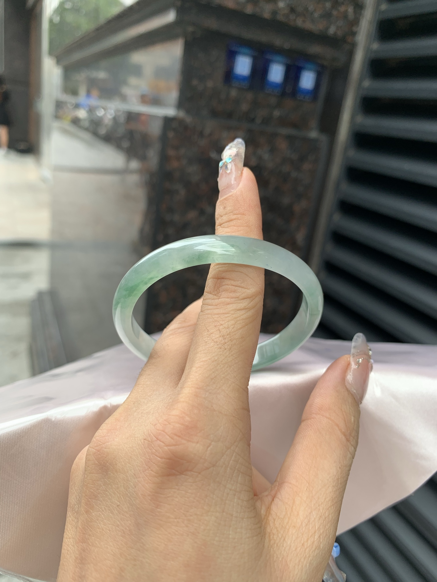 冰飘花贵妃，54.8-48.3-5.2-9，0508-2A109-2，底妆冰润细腻，绿花灵动飘逸，勾勒出一幅唯美诗意的山水意境画，古典优雅又秀气，无裂