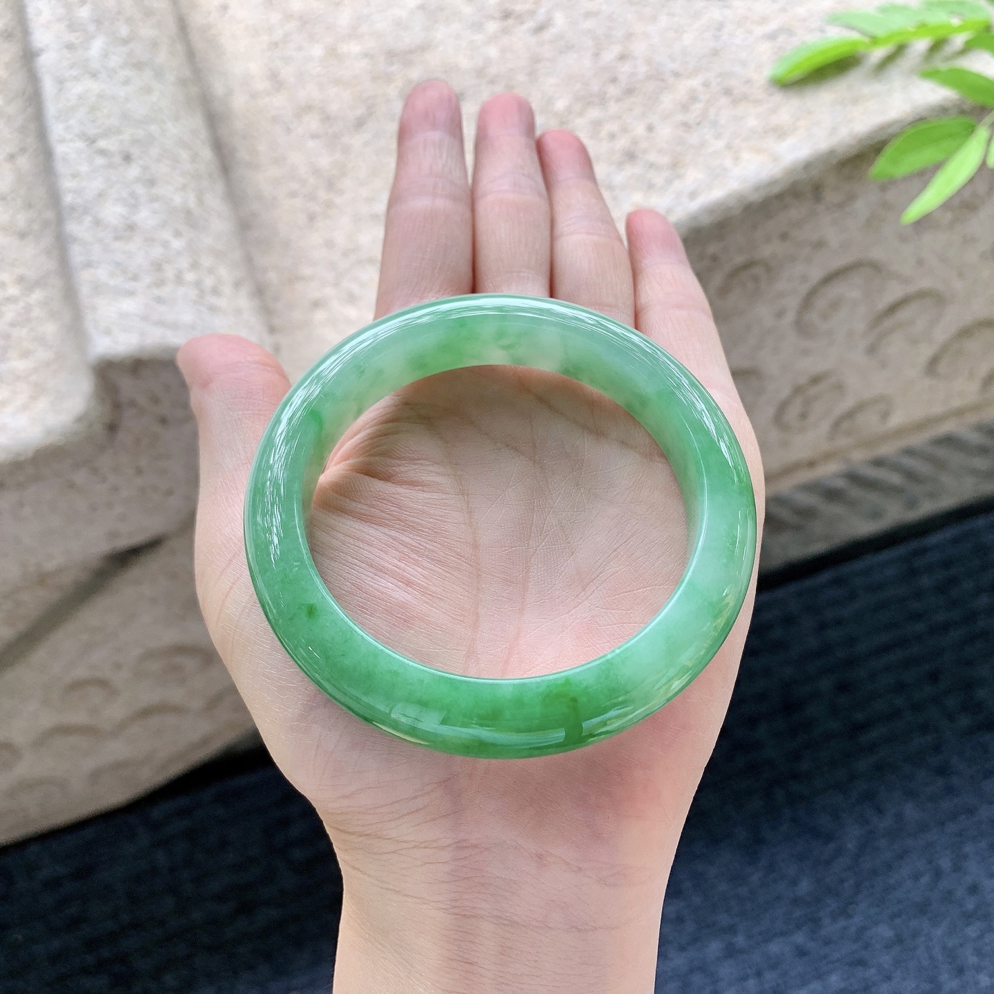 正圈56 57 圈口57.6/12.3/9 编码A1050933 描述细糯辣绿，水润，种老，细腻，无