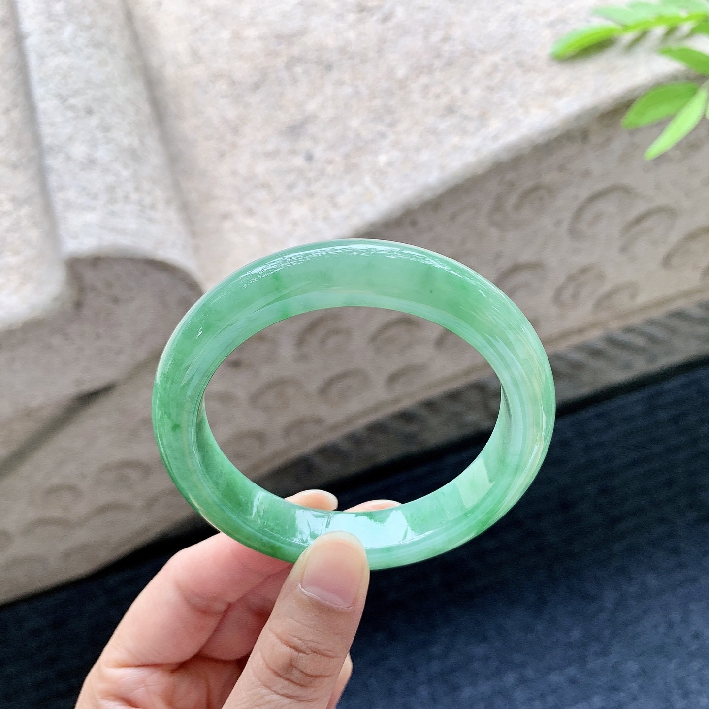 正圈56 57 圈口57.6/12.3/9 编码A1050933 描述细糯辣绿，水润，种老，细腻，无裂