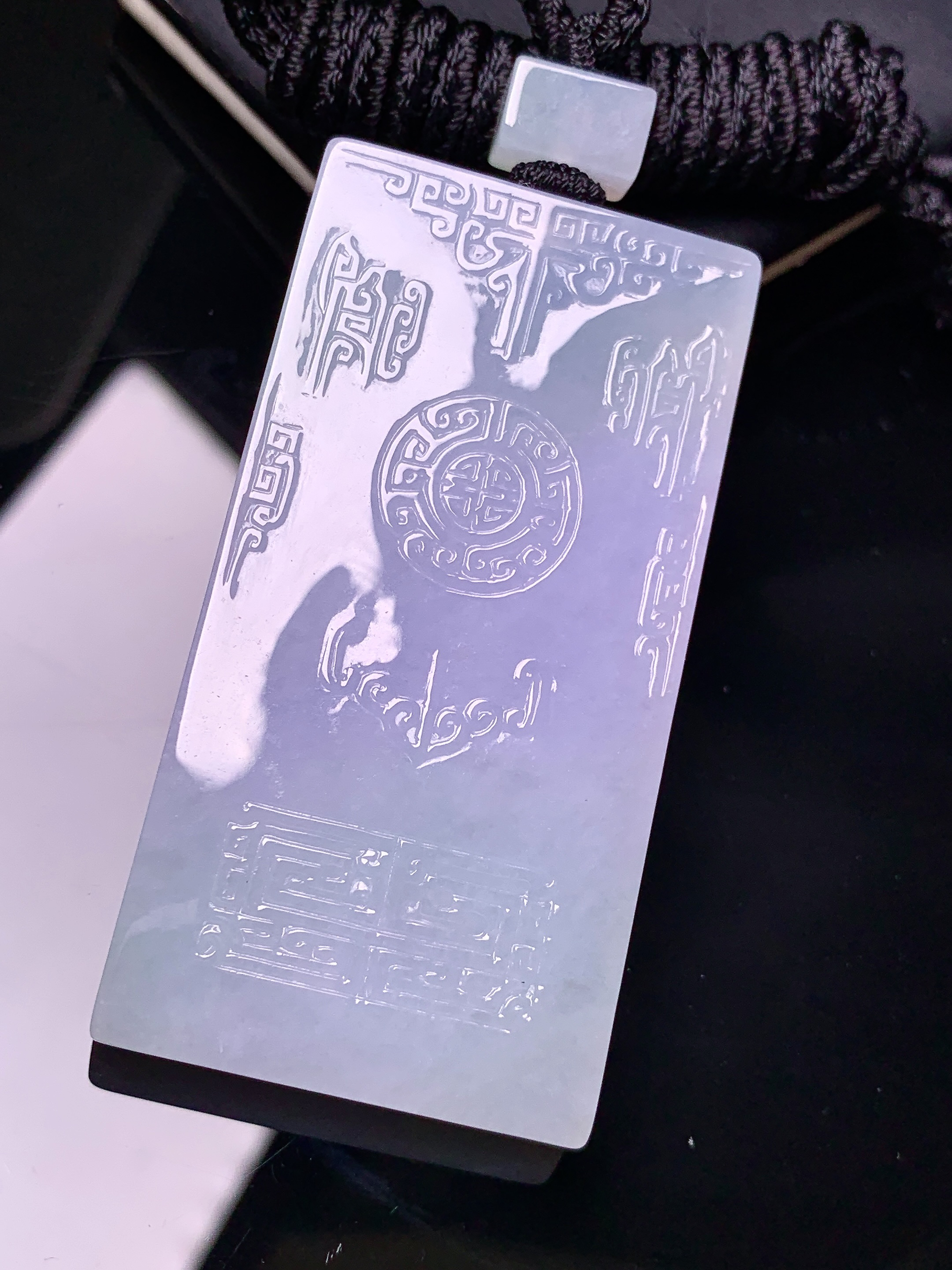 淡紫罗兰飘绿无事牌吊坠 玉质细腻 色泽艳丽清新 水润亮眼 整体尺寸58*29.2*6 L1