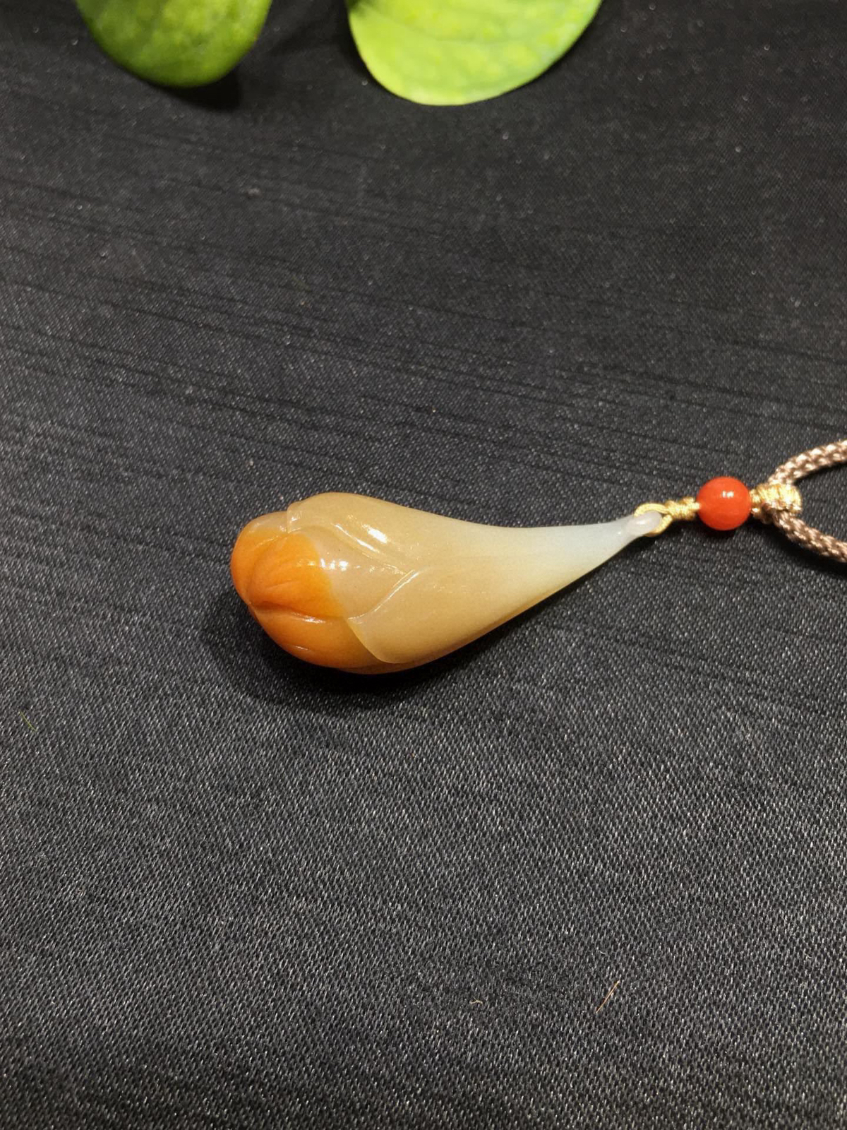 和田玉糖玉玉兰花玉坠 立体圆雕 雕工精细线条柔顺 玉质油润 过灯无结构 佩戴越久越漂亮油润 玉兰花寓意玉堂富贵 品质保证  重量：9.1g 尺寸：39.9/14.9/18.5