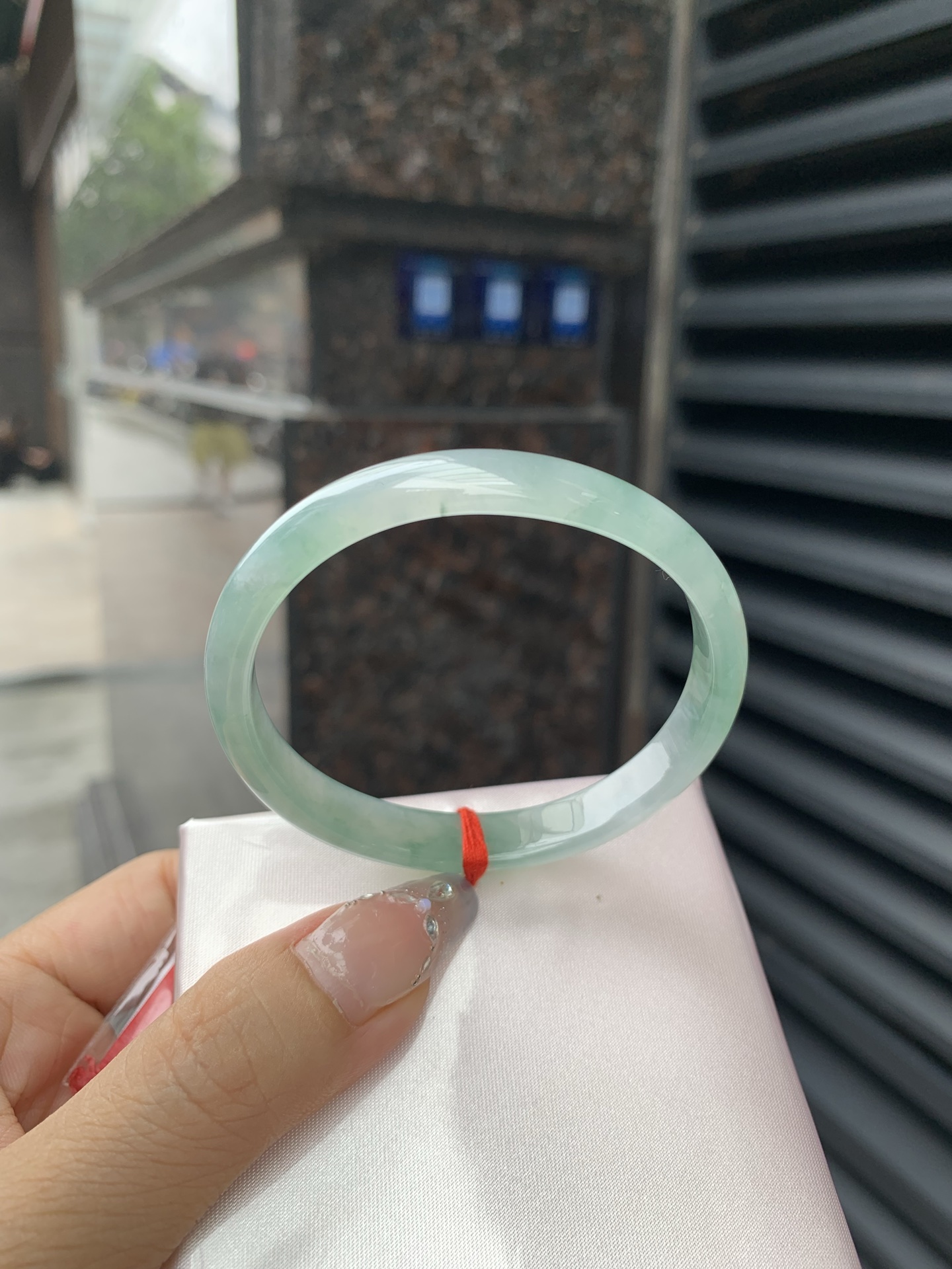 冰飘花贵妃，54.8-48.3-5.2-9，0508-2A109-2，底妆冰润细腻，绿花灵动飘逸，勾勒出一幅唯美诗意的山水意境画，古典优雅又秀气，无裂