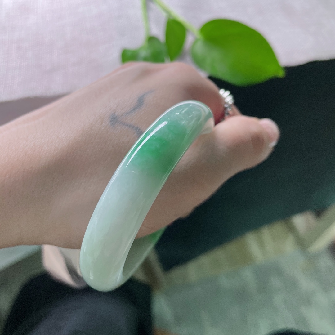 55.6（47.5）/11.9/7.3飘绿贵妃，水润细腻，一抹翠色，贵气，有棉线，ss52567a