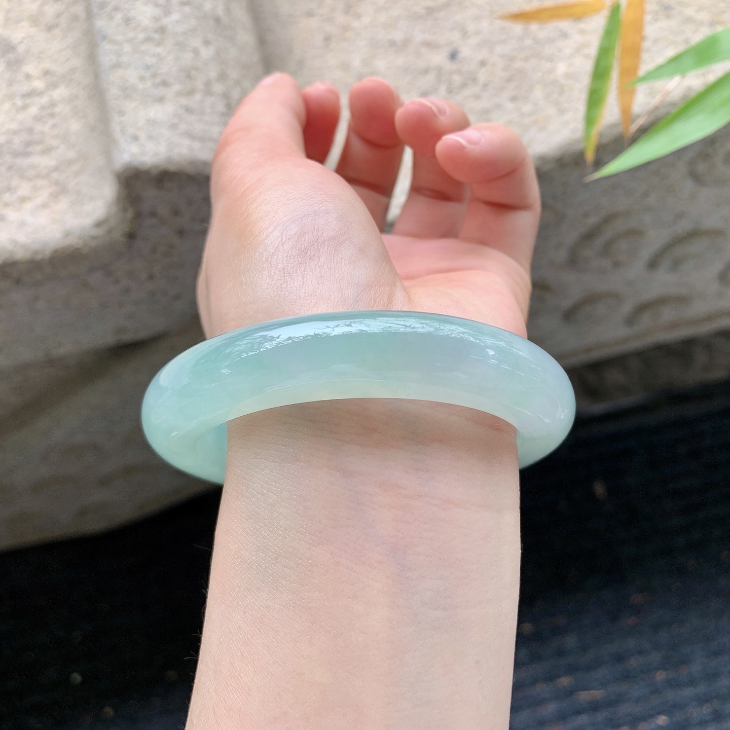 正圈58 59 圈口59/12.5/10.3 编码J1041945 描述糯冰晴绿，水润，种老，细腻，无裂