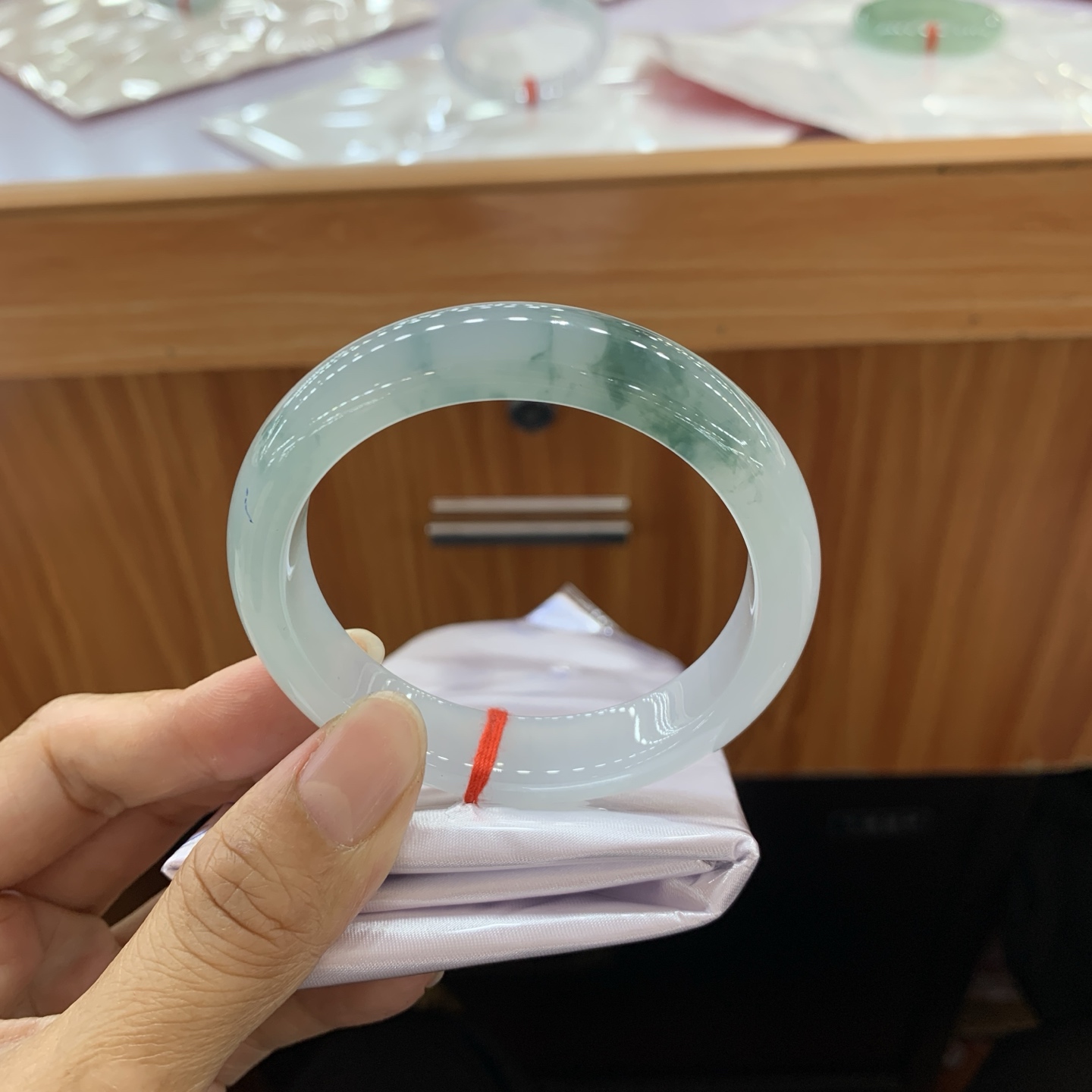 050737H，冰飘花正圈翡翠手镯，55.2/12.4/8