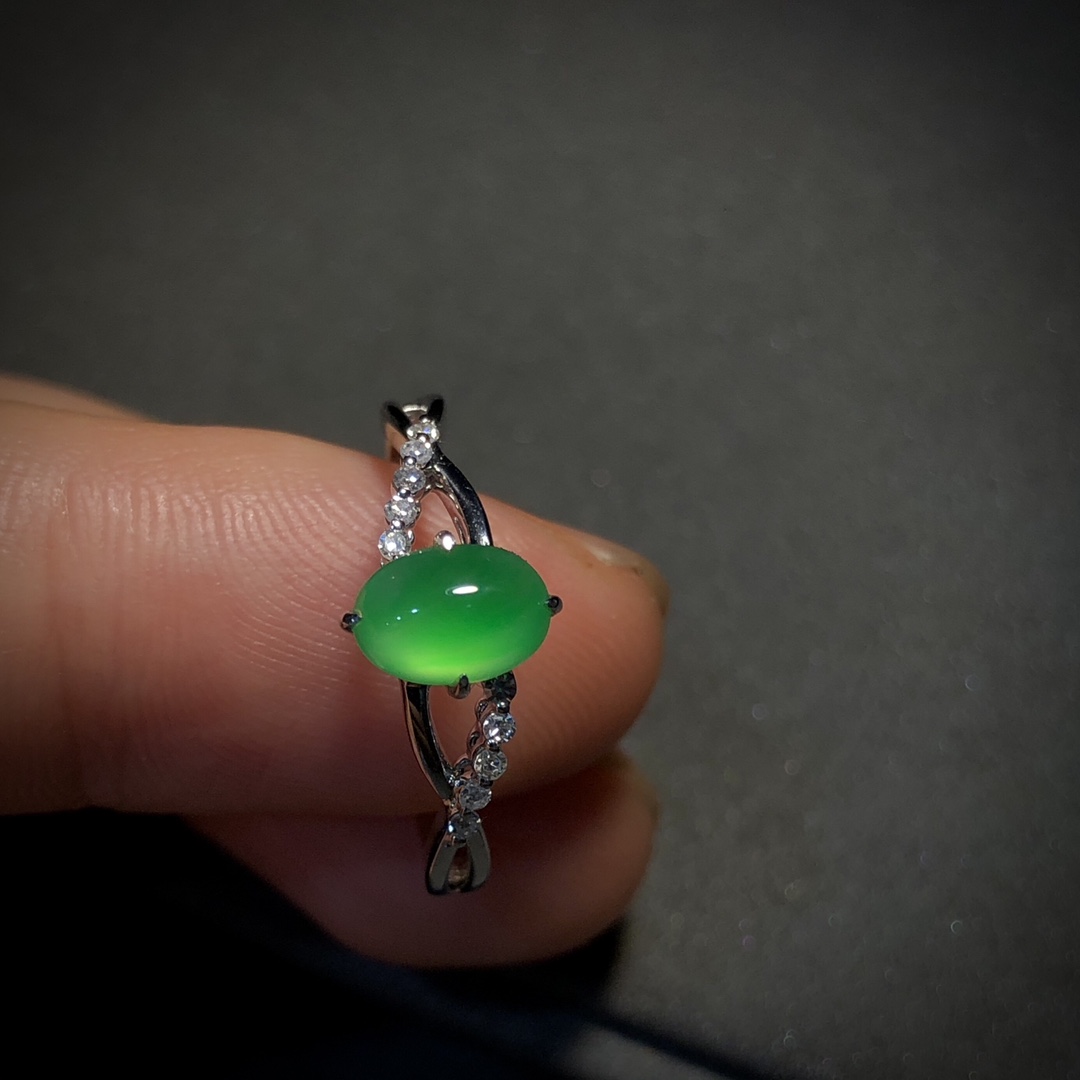 ️ 绿戒指，裸石7.5-5.5-3mm。13#，18K金，南非钻