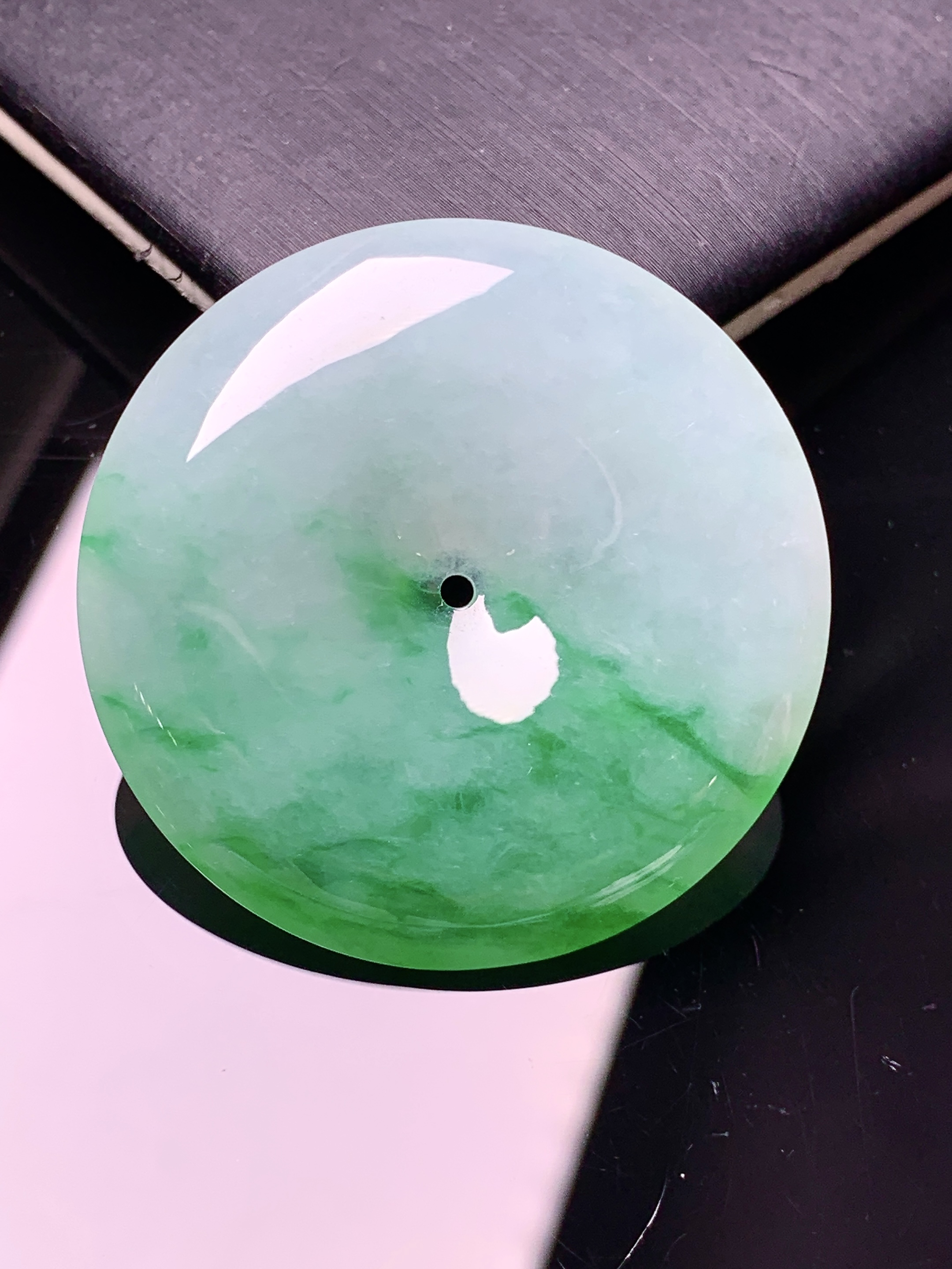 飘绿平安扣吊坠 玉质细腻 色泽艳丽清新 水润亮眼 整体尺寸35*6 x1