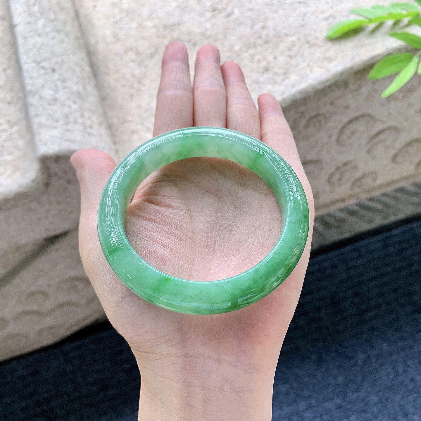 正圈56 57 圈口57.6/12.3/9 编码A1050933 描述细糯辣绿，水润，种老，细腻，无裂