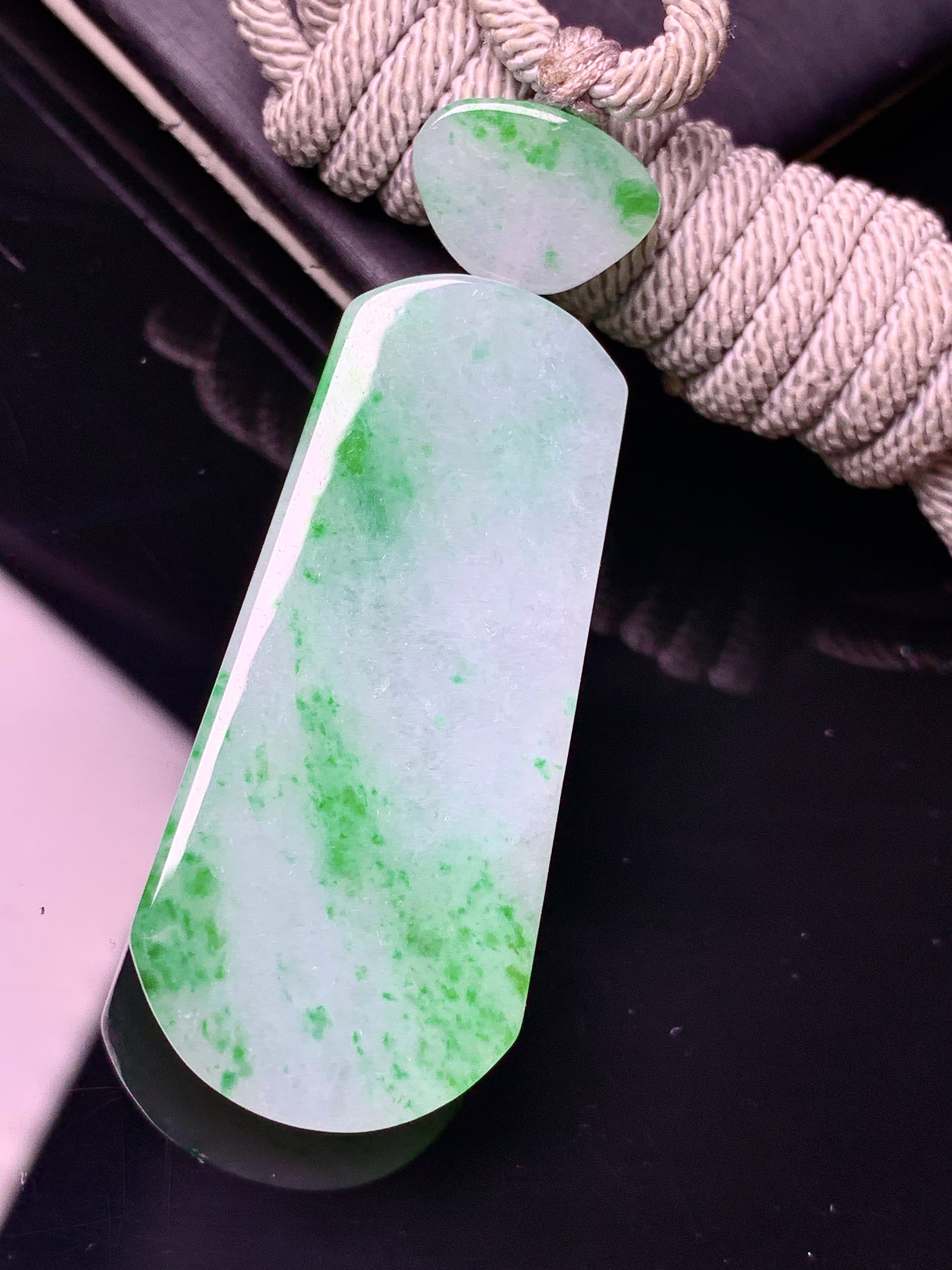 飘绿无事牌吊坠 玉质细腻 色泽艳丽清新 水润亮眼 整体尺寸42*18.8*6 a5