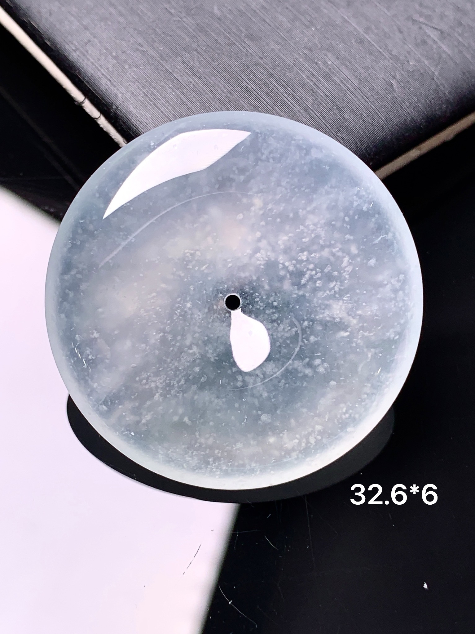 冰种平安扣吊坠 玉质细腻 色泽艳丽清新 水润亮眼 整体尺寸32.6*6 x1