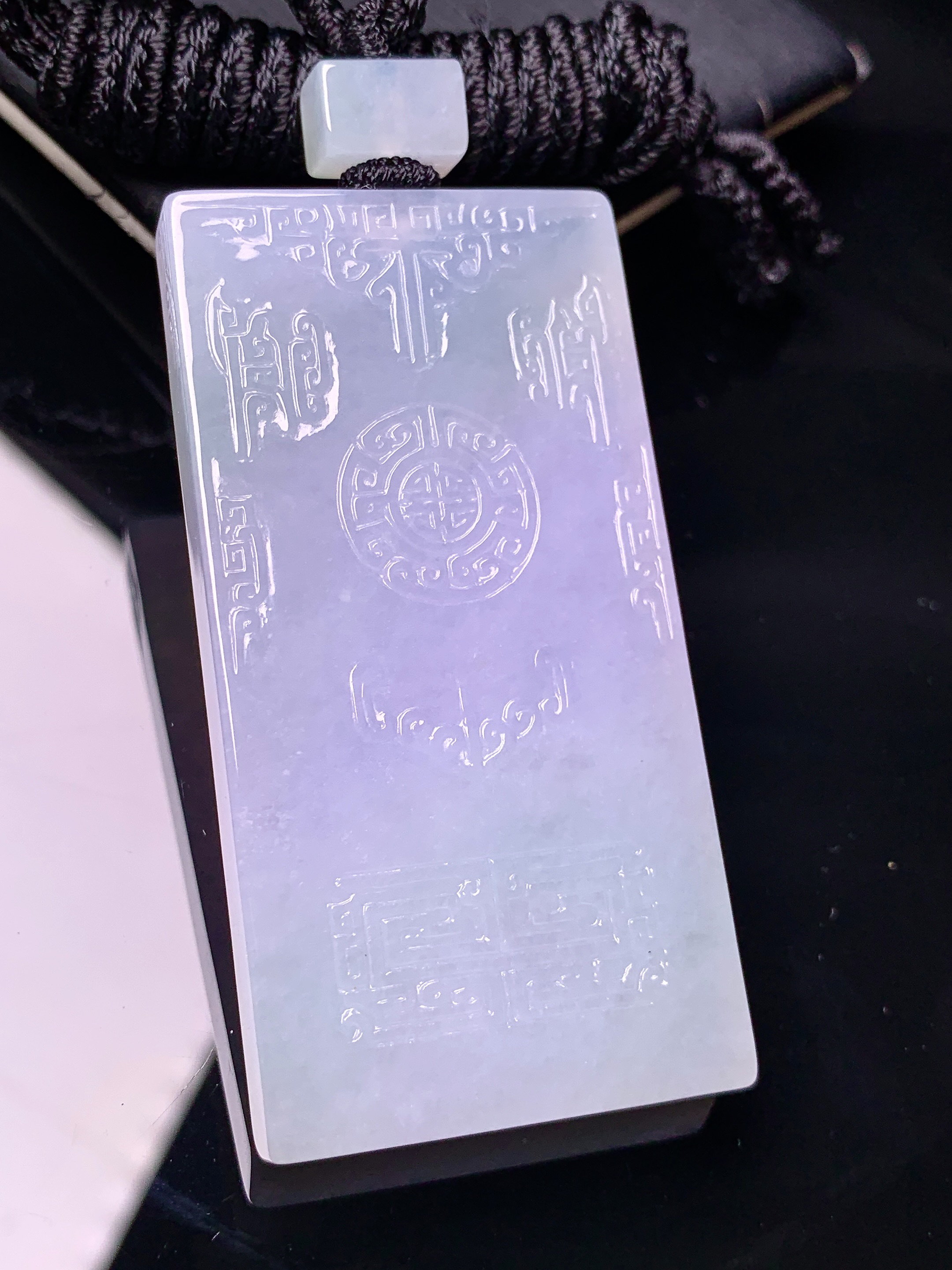 淡紫罗兰飘绿无事牌吊坠 玉质细腻 色泽艳丽清新 水润亮眼 整体尺寸58*29.2*6 L1