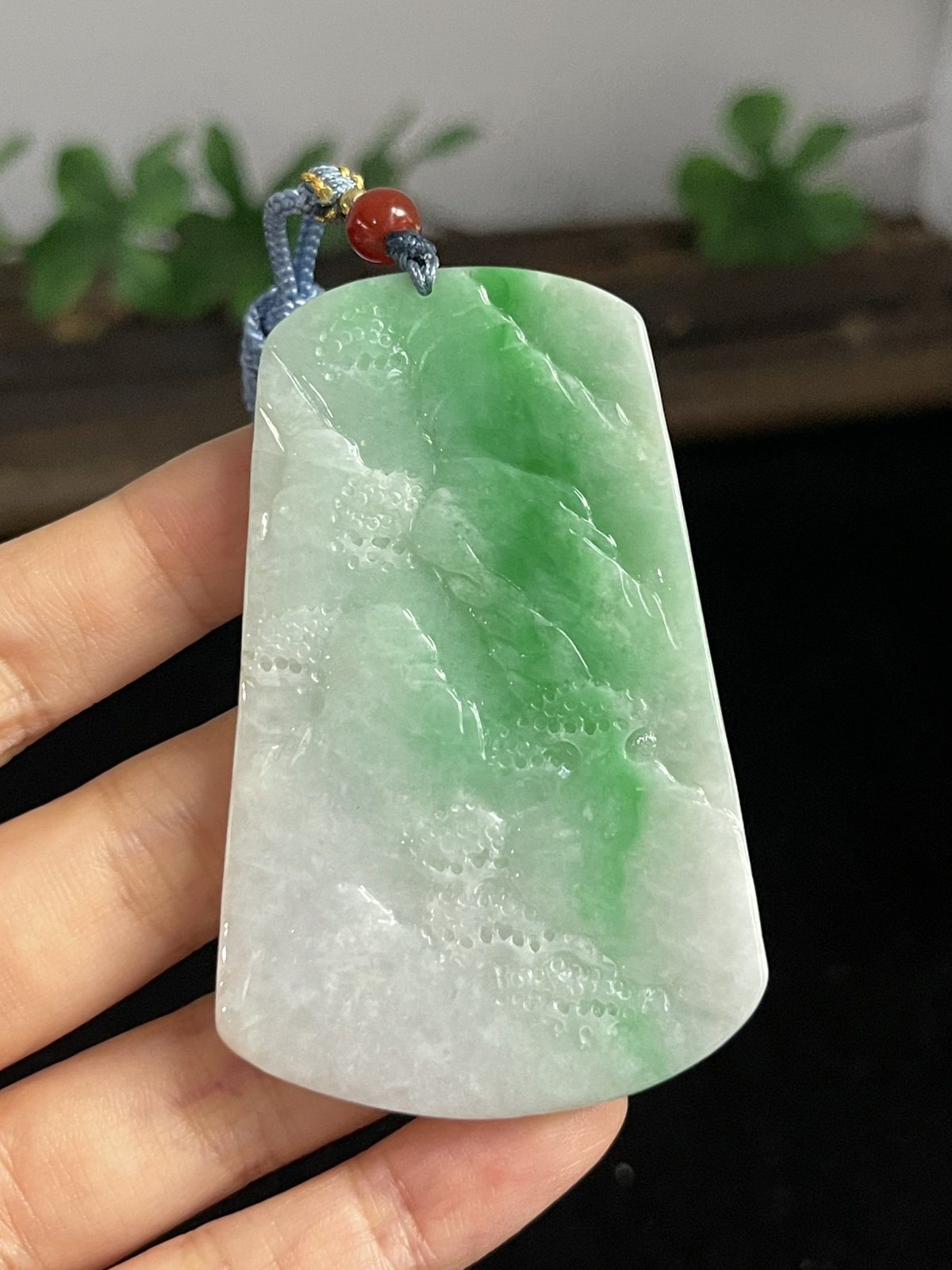 翡翠糯化种飘绿山水牌，配珠未测