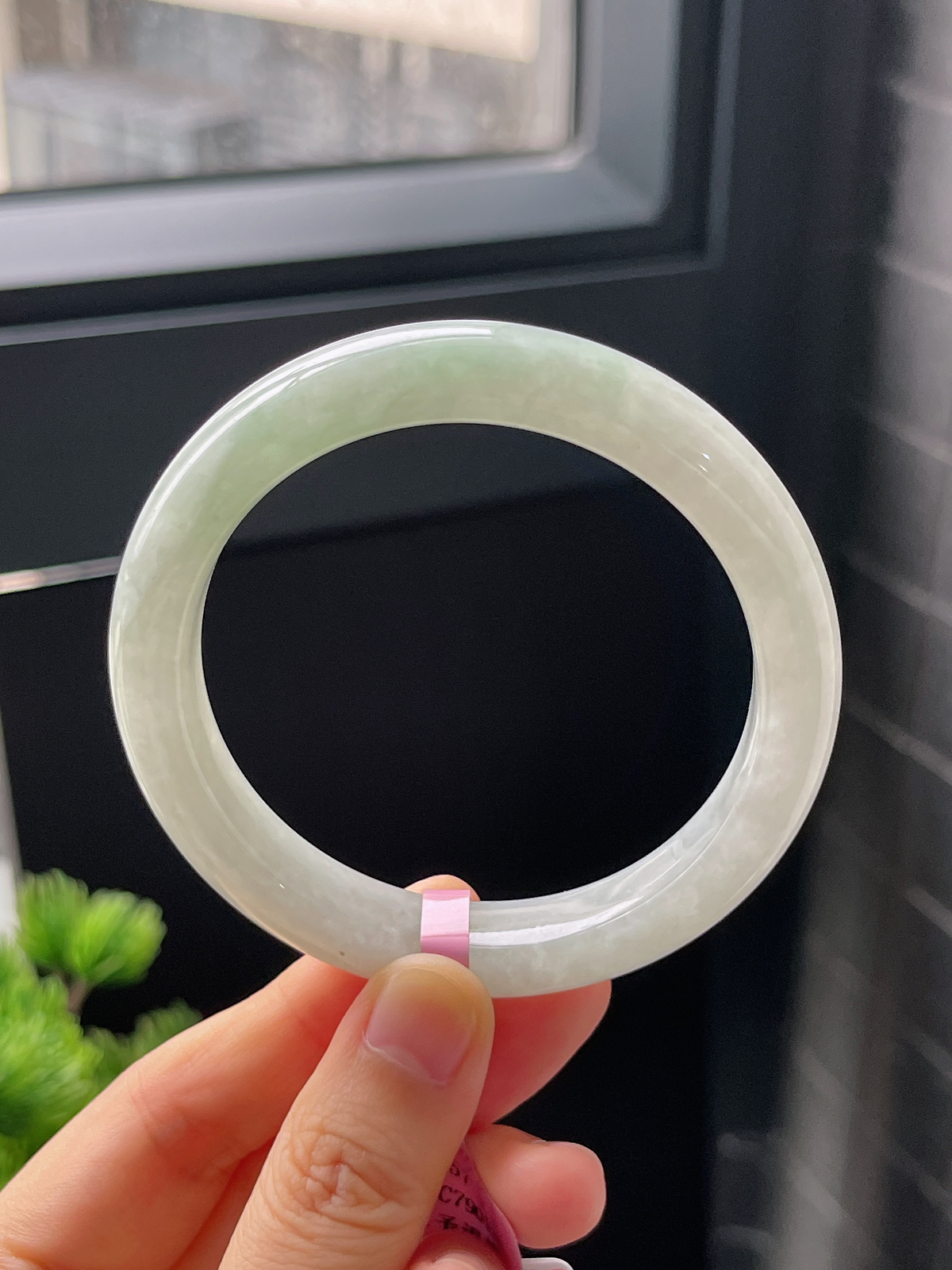 正圈57圈口，翡翠糯化种淡绿色手镯