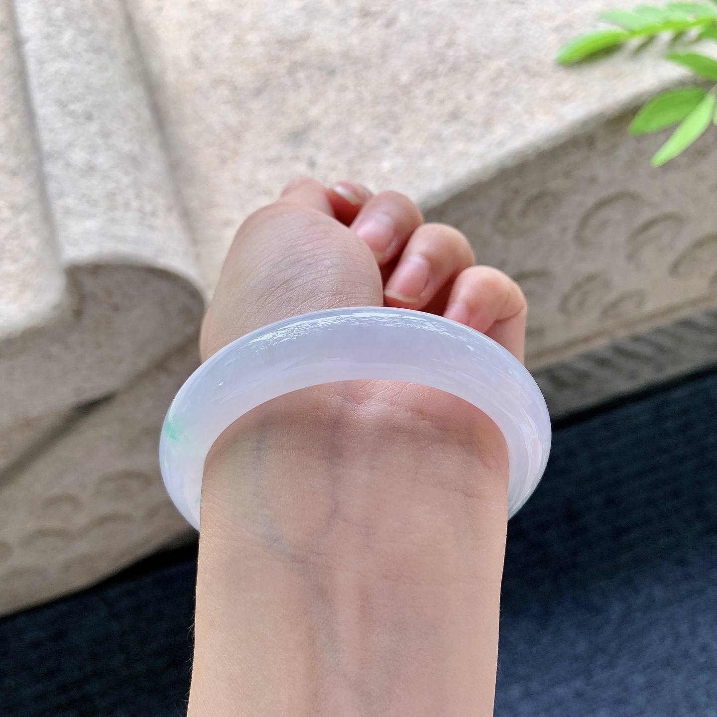 正圈53 54 【圈口】54.4/12.3/8.4 【编码】C5050948 糯冰春彩，飘绿，水润，种老，细腻，打灯有棉线
