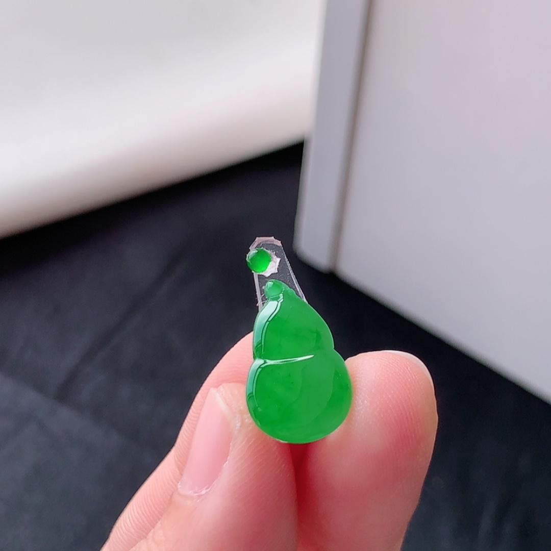 冰阳绿葫芦挂件。色阳色艳，种老无裂水润，饱满肉厚，佩戴清新优雅 货号38331，17.0-10.6-2.4