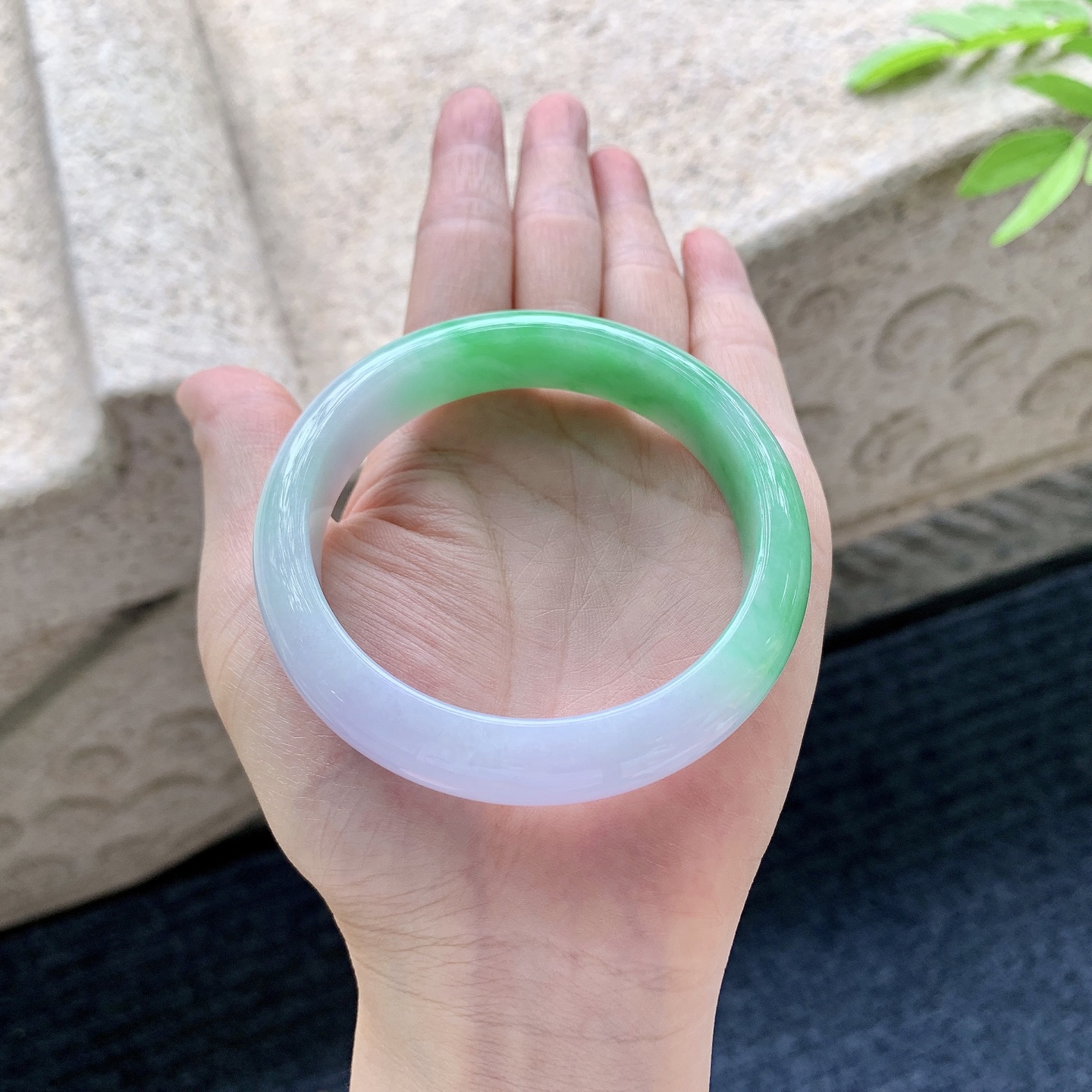 正圈56 57 圈口57.8/13/8 编码GJ050935 描述冰糯春彩，飘绿，水润，种老，细腻，打灯有棉线