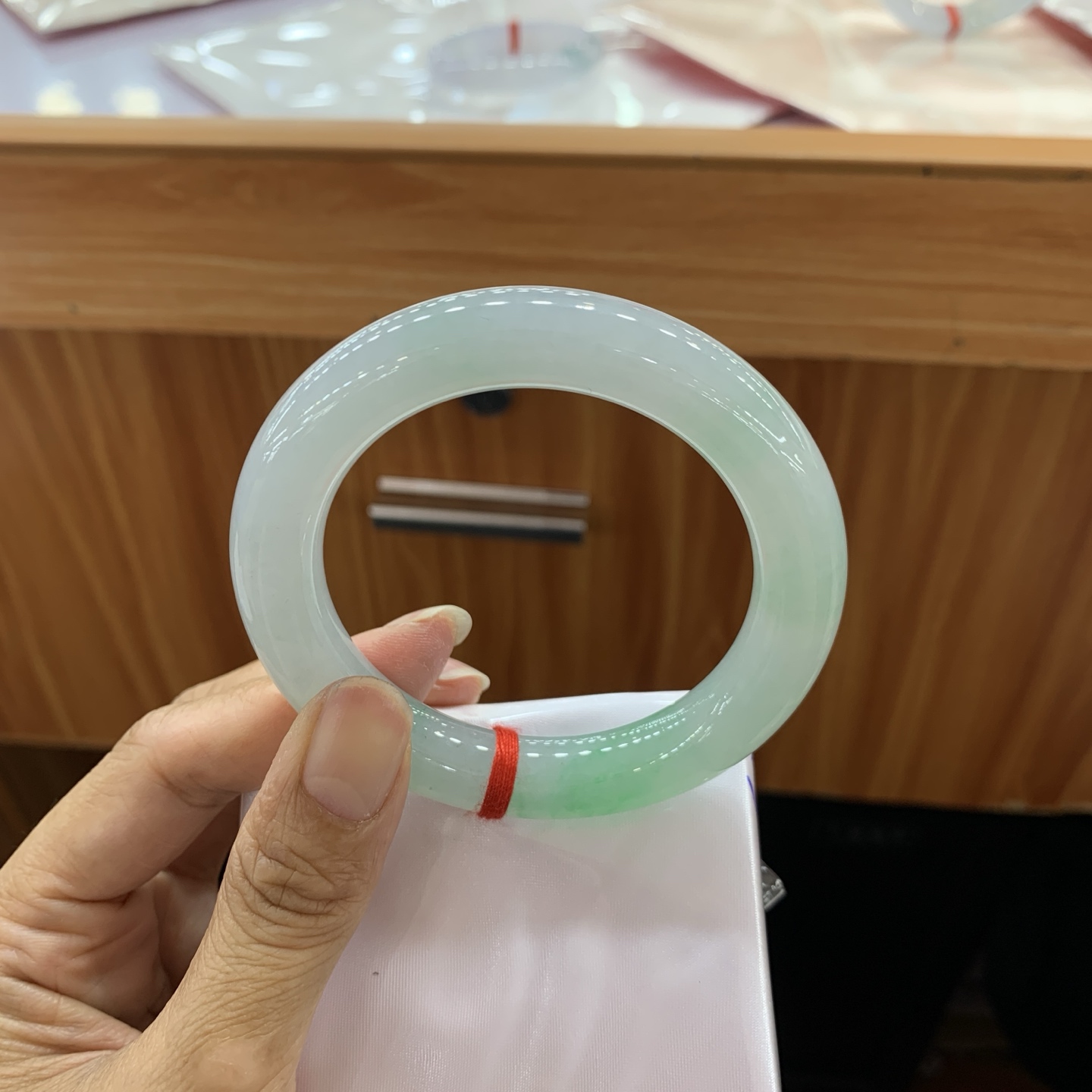 050740HT，飘绿圆条翡翠手镯，54.5-10.8