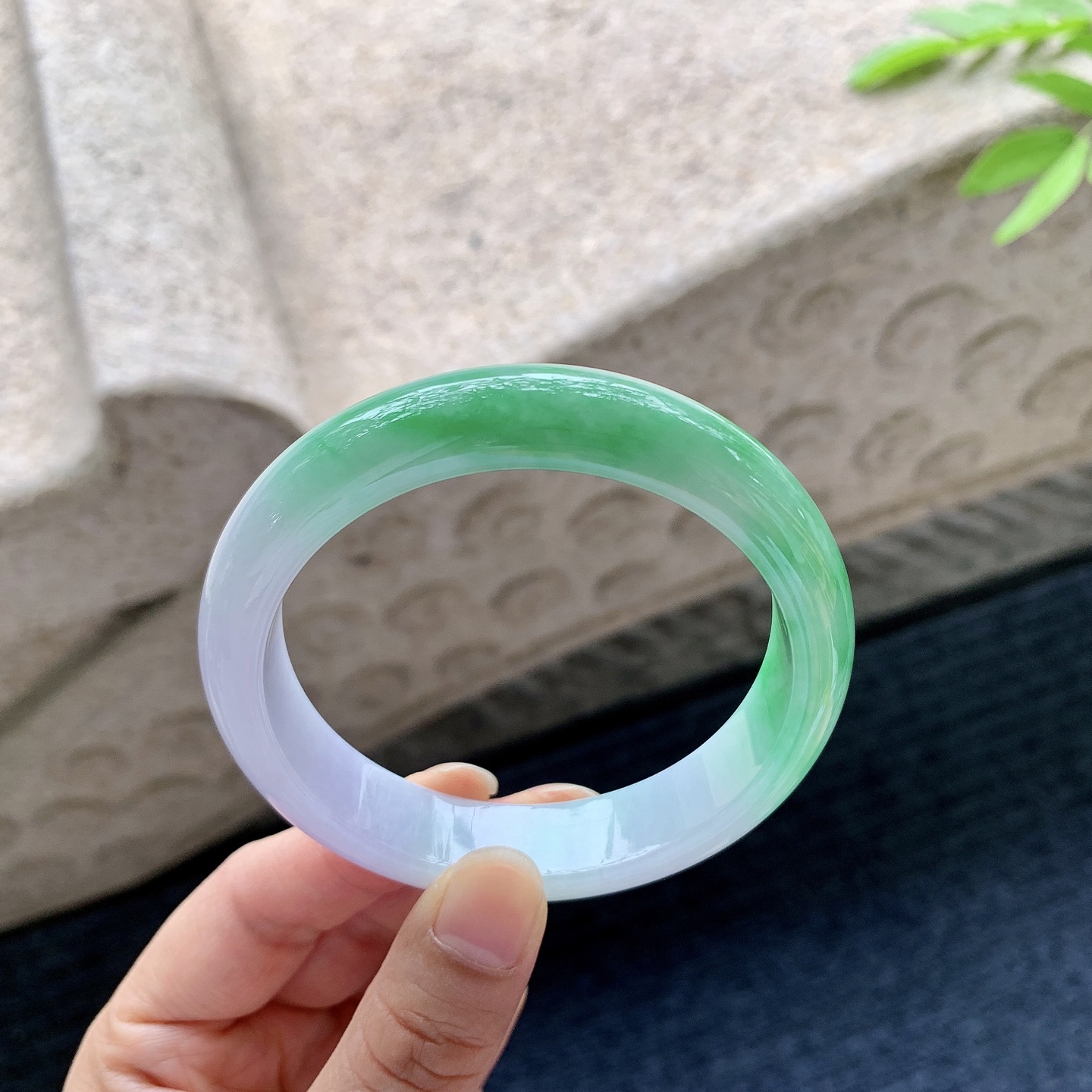正圈56 57 圈口57.8/13/8 编码GJ050935 描述冰糯春彩，飘绿，水润，种老，细腻，打灯有棉线