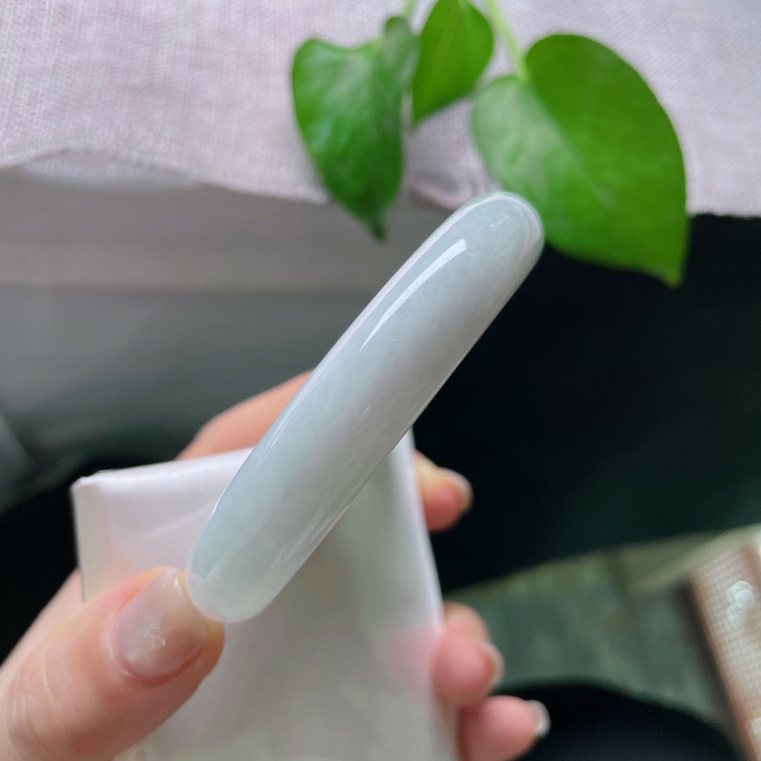 56.7/12.2/8.2，浅绿底正圈，肉质细腻干净，水润，不争艳，自有光。有棉线，ss52269a