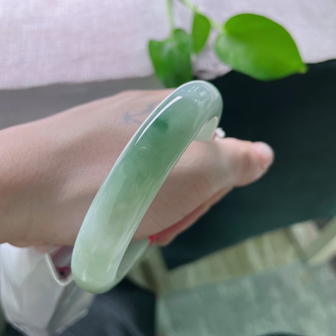 58.7/12.8/8，浅绿底正圈，水头好，一抹深色过渡自然，沉稳大方，有棉线，ss49228a