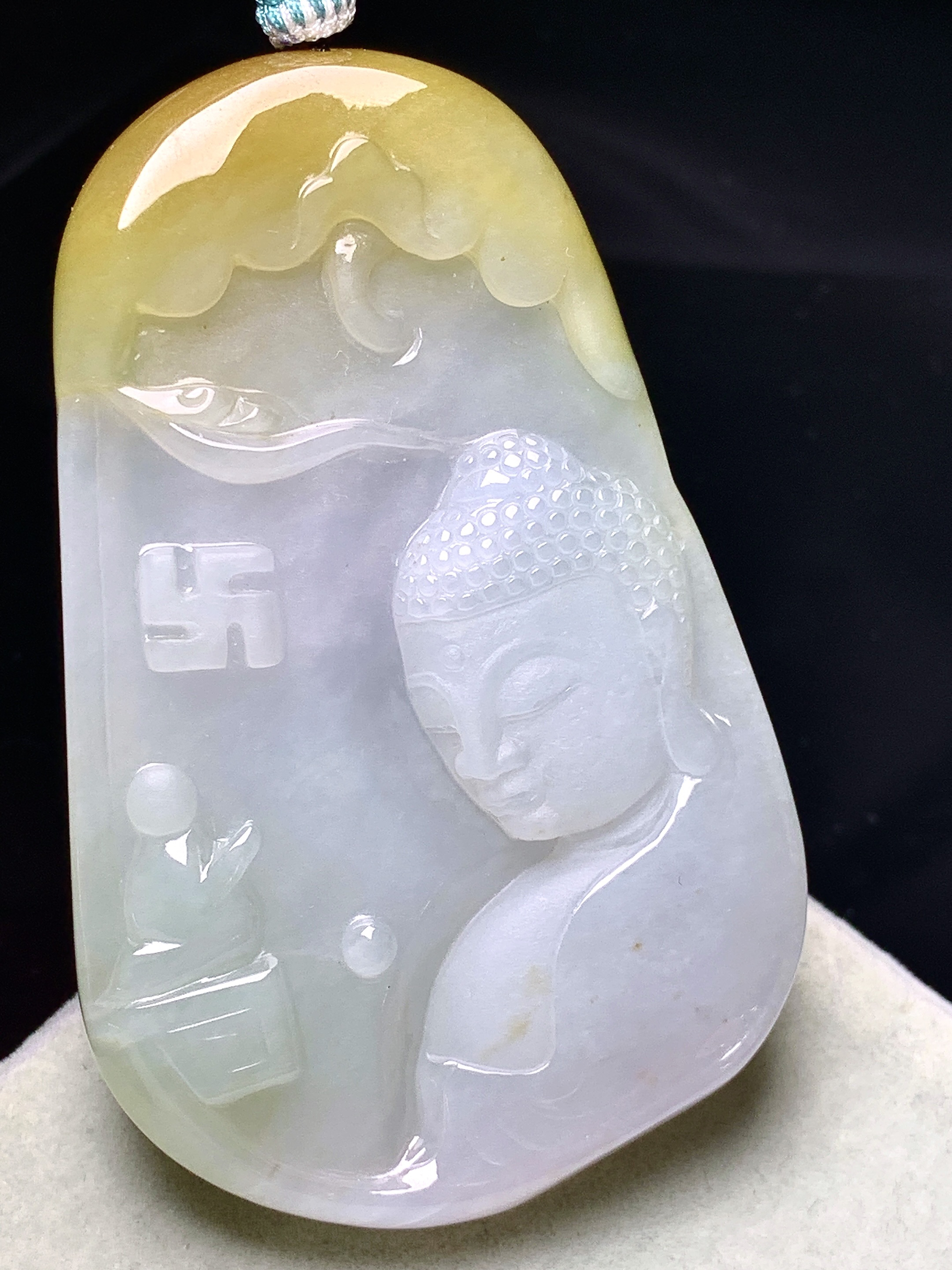 飘黄翡大日如来佛祖吊坠 玉质细腻 色泽艳丽清新 水润亮眼 整体尺寸64.8*41.2*7.6 a5