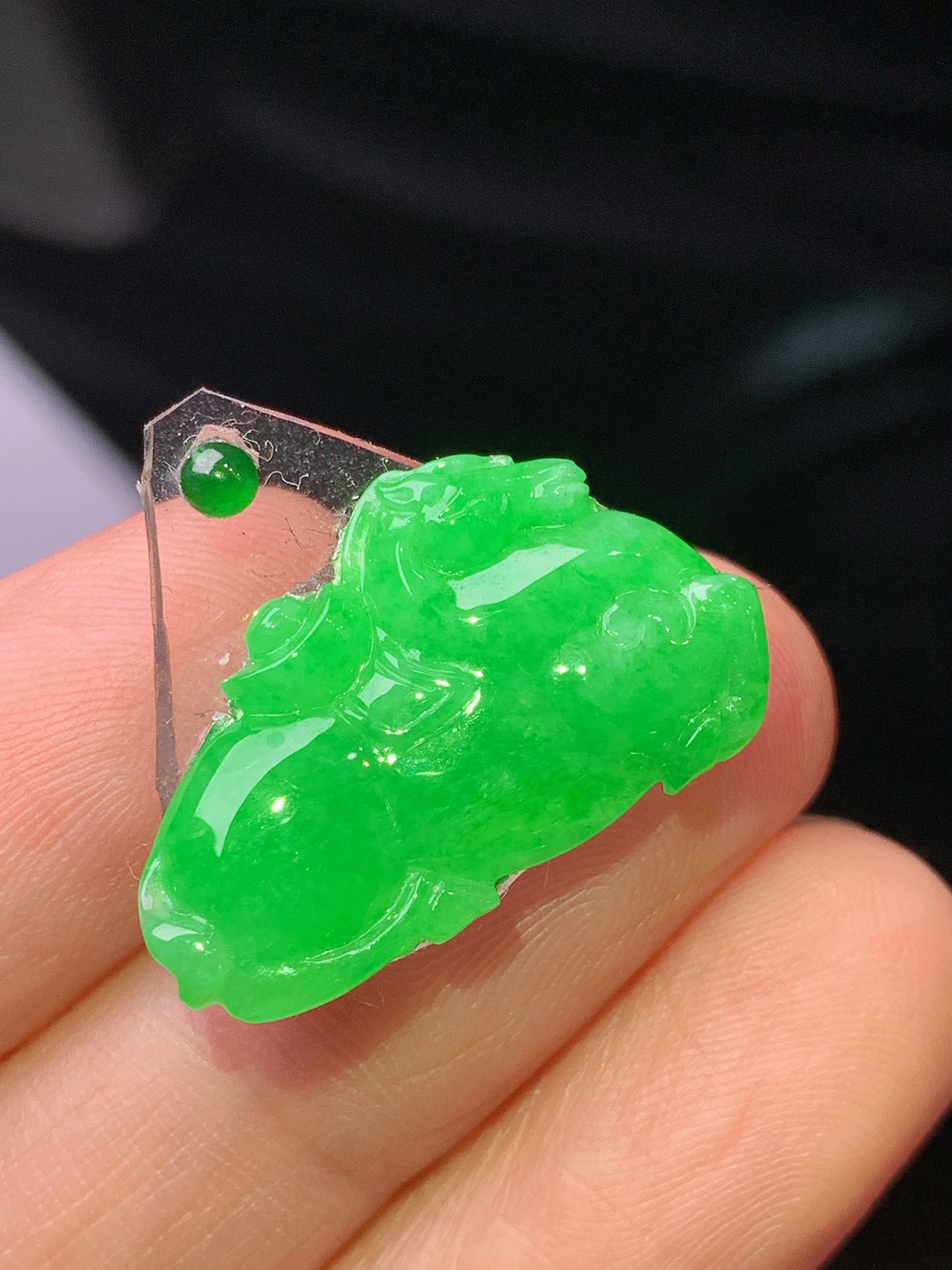 镶嵌款 阳绿唐马吊坠 玉质细腻 色泽艳丽清新 水润亮眼 整体尺寸14.5*23*2.5 2x