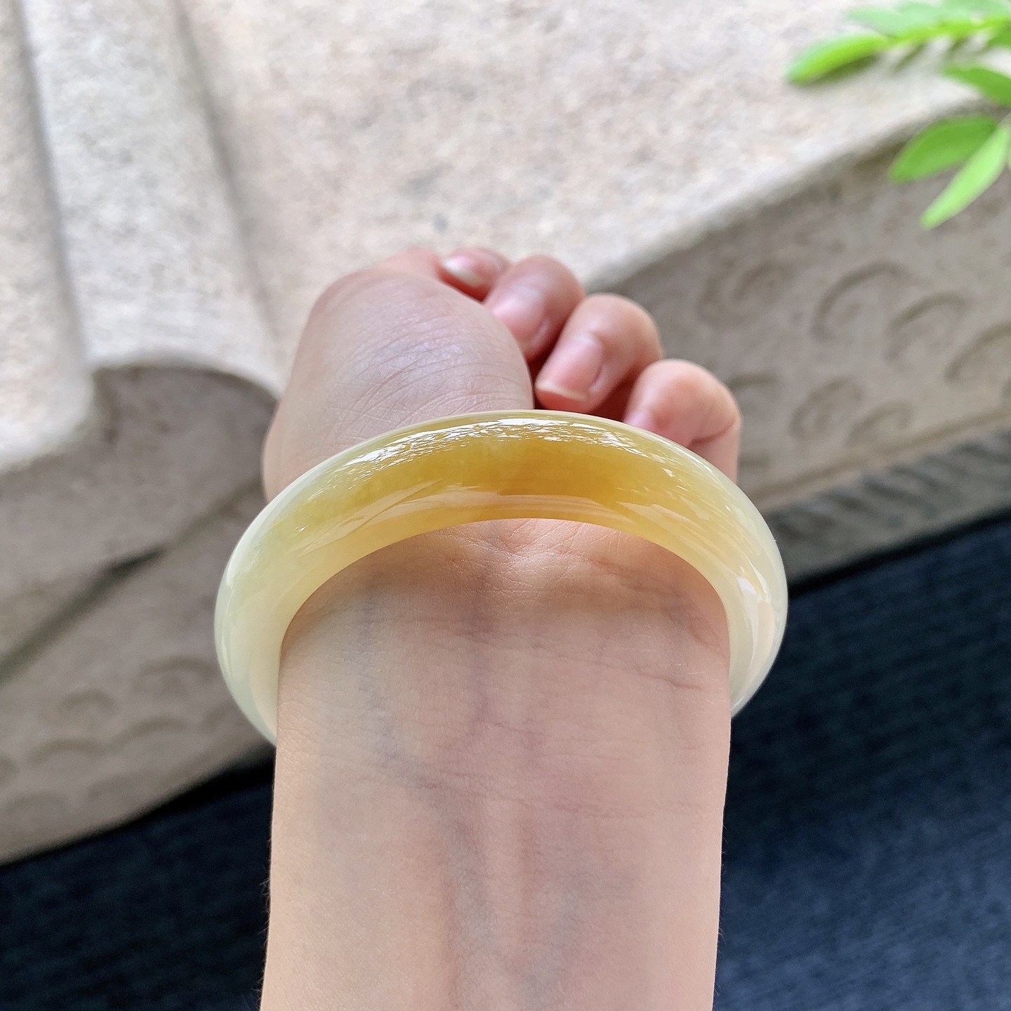正圈53 54 圈口54.3/12/8 编码J7050956 细糯黄翡，水润，种老，细腻，打灯有棉线
