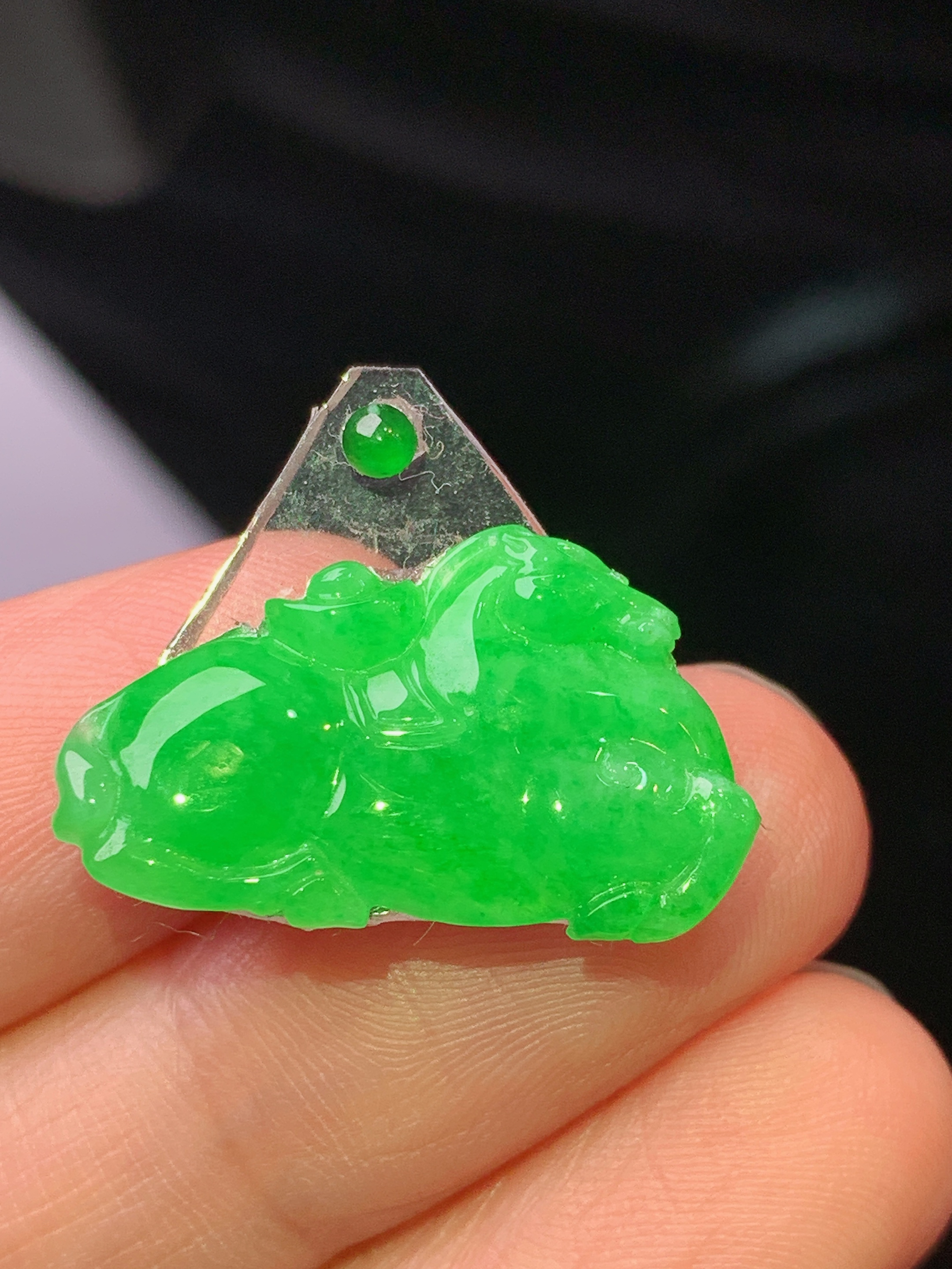 镶嵌款 阳绿唐马吊坠 玉质细腻 色泽艳丽清新 水润亮眼 整体尺寸14.5*23*2.5 2x