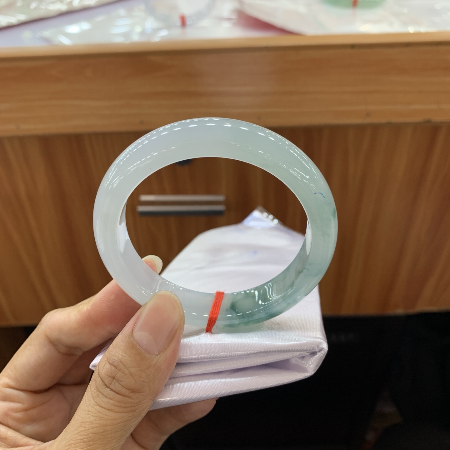 050737H，冰飘花正圈翡翠手镯，55.2/12.4/8