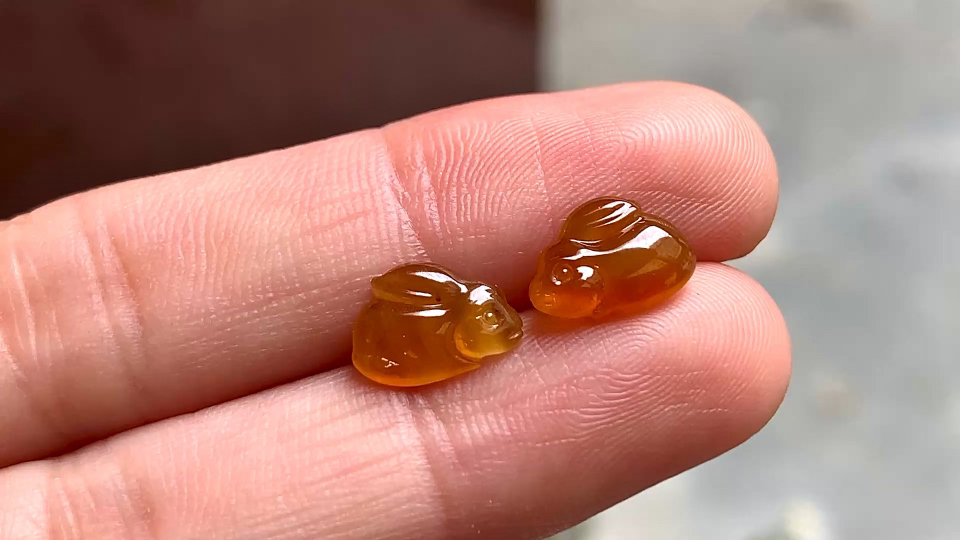 ️ 蜜糖黄兔子一对，完整，10*7.2*2.2