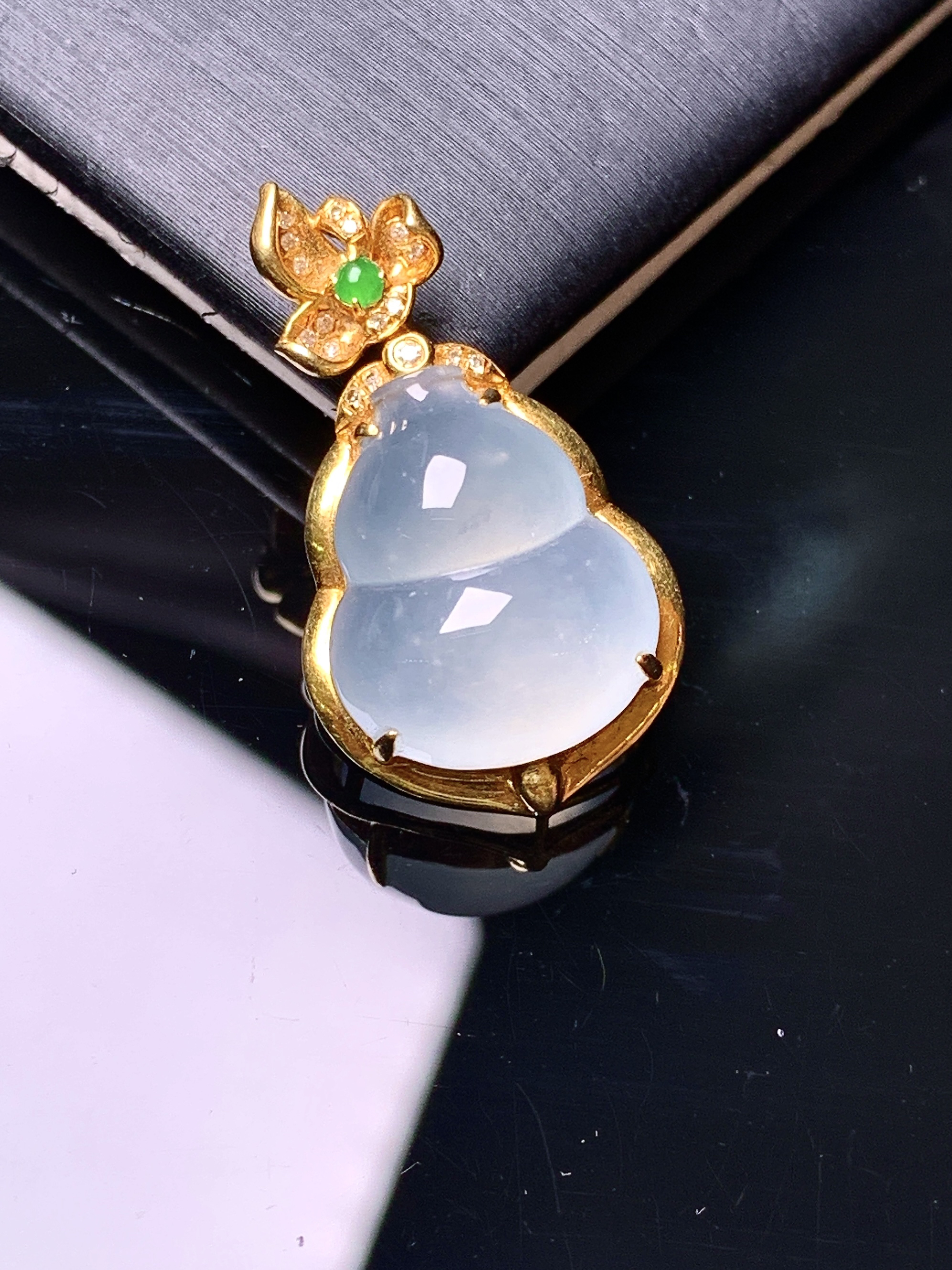 18k金钻镶嵌冰种葫芦吊坠 玉质细腻 色泽艳丽清新 水润亮眼 整体尺寸27.3*15*9.2 f4