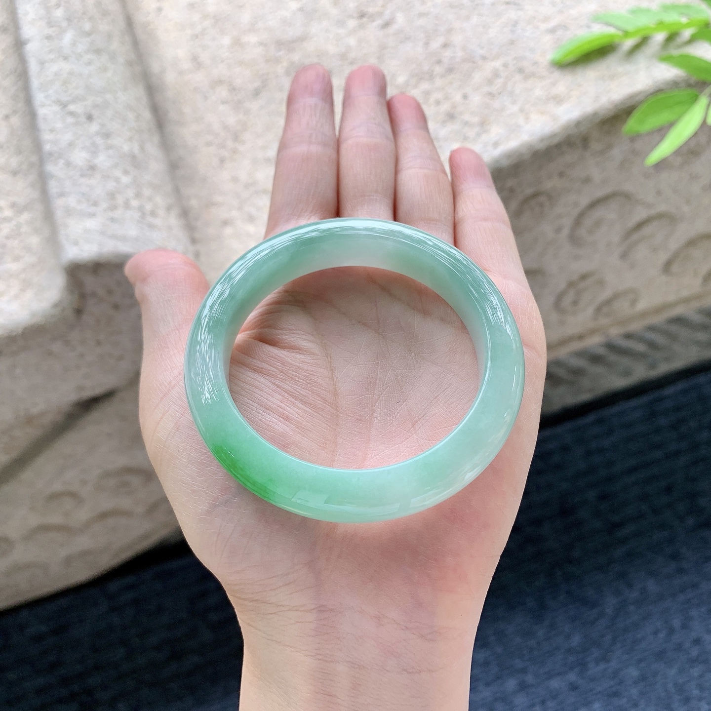 正圈52 53 圈口52.9/10.8/8.4 编码GF050963 糯冰飘绿，水润，种老，细腻，打灯有棉线