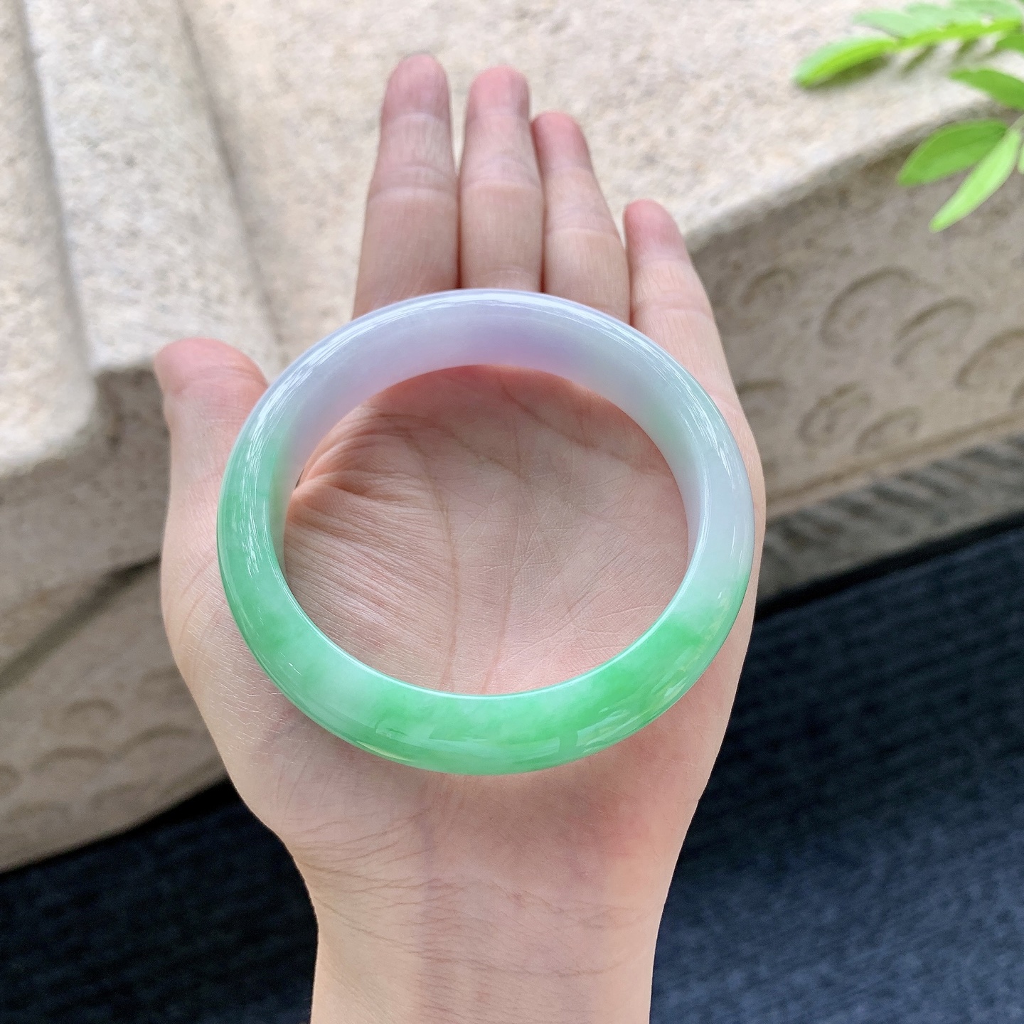 正圈56 57 圈口57.8/13/8 编码GJ050935 描述冰糯春彩，飘绿，水润，种老，细腻，