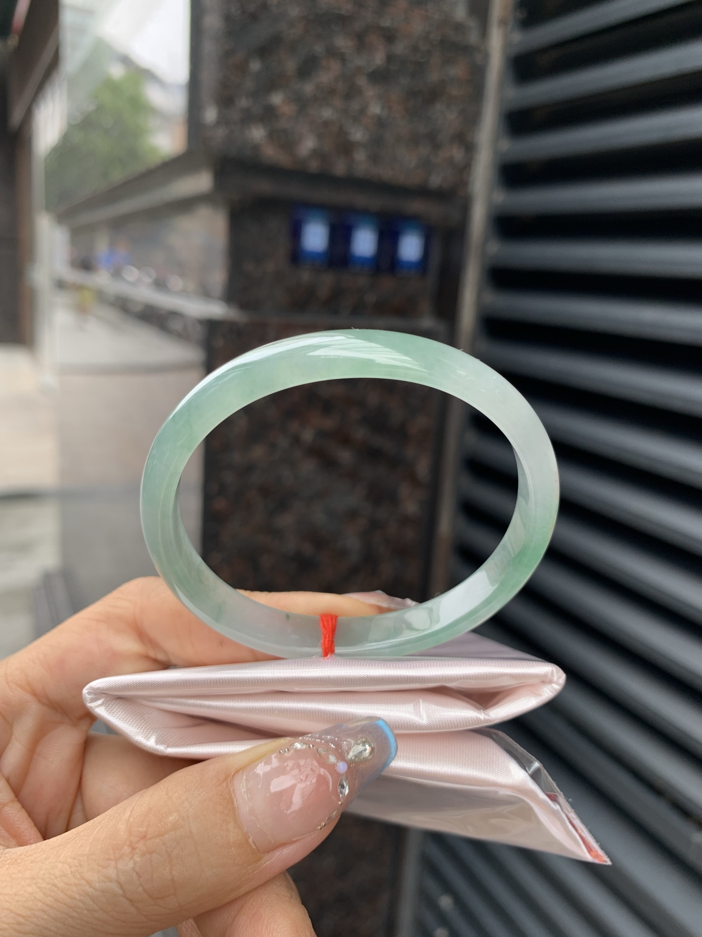 冰飘花贵妃，54.8-48.3-5.2-9，0508-2A109-2，底妆冰润细腻，绿花灵动飘逸，勾勒出一幅唯美诗意的山水意境画，古典优雅又秀气，无裂