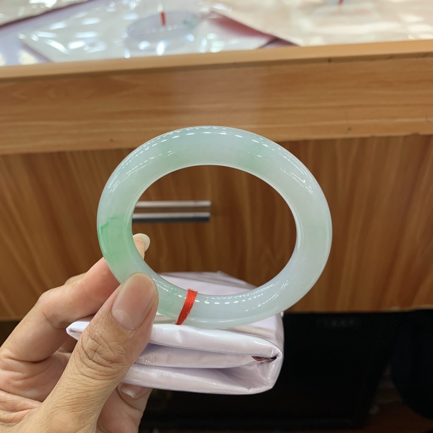 050740HT，飘绿圆条翡翠手镯，54.5-10.8