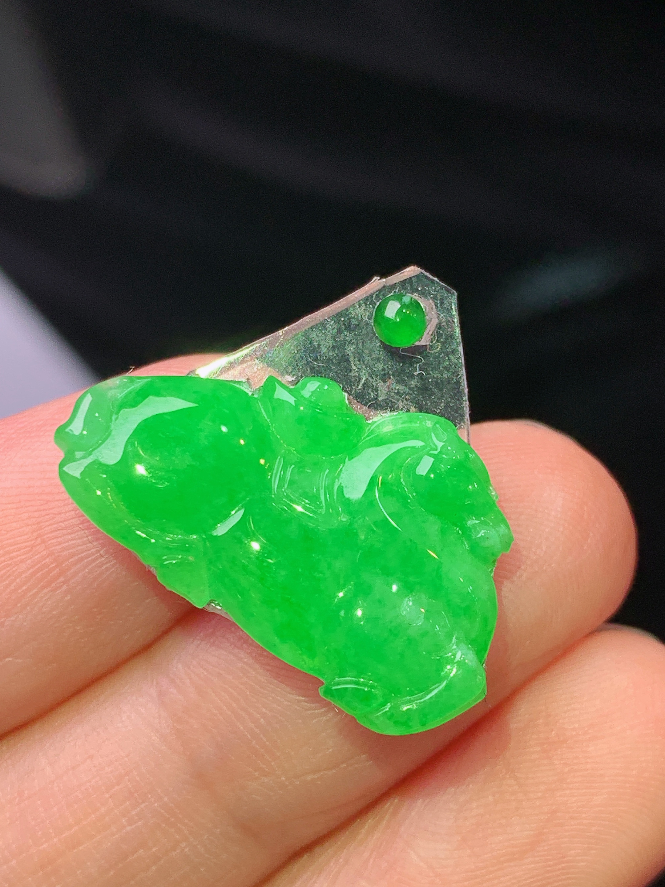 镶嵌款 阳绿唐马吊坠 玉质细腻 色泽艳丽清新 水润亮眼 整体尺寸14.5*23*2.5 2x