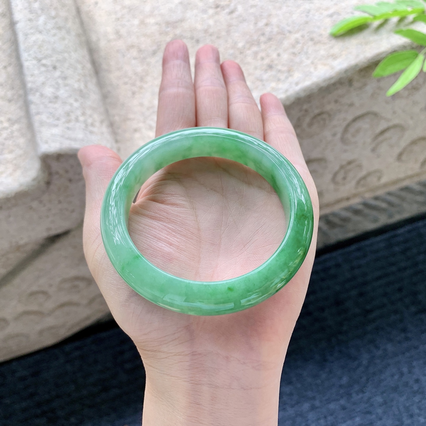 正圈56 57 圈口57.6/12.3/9 编码A1050933 描述细糯辣绿，水润，种老，细腻，无裂