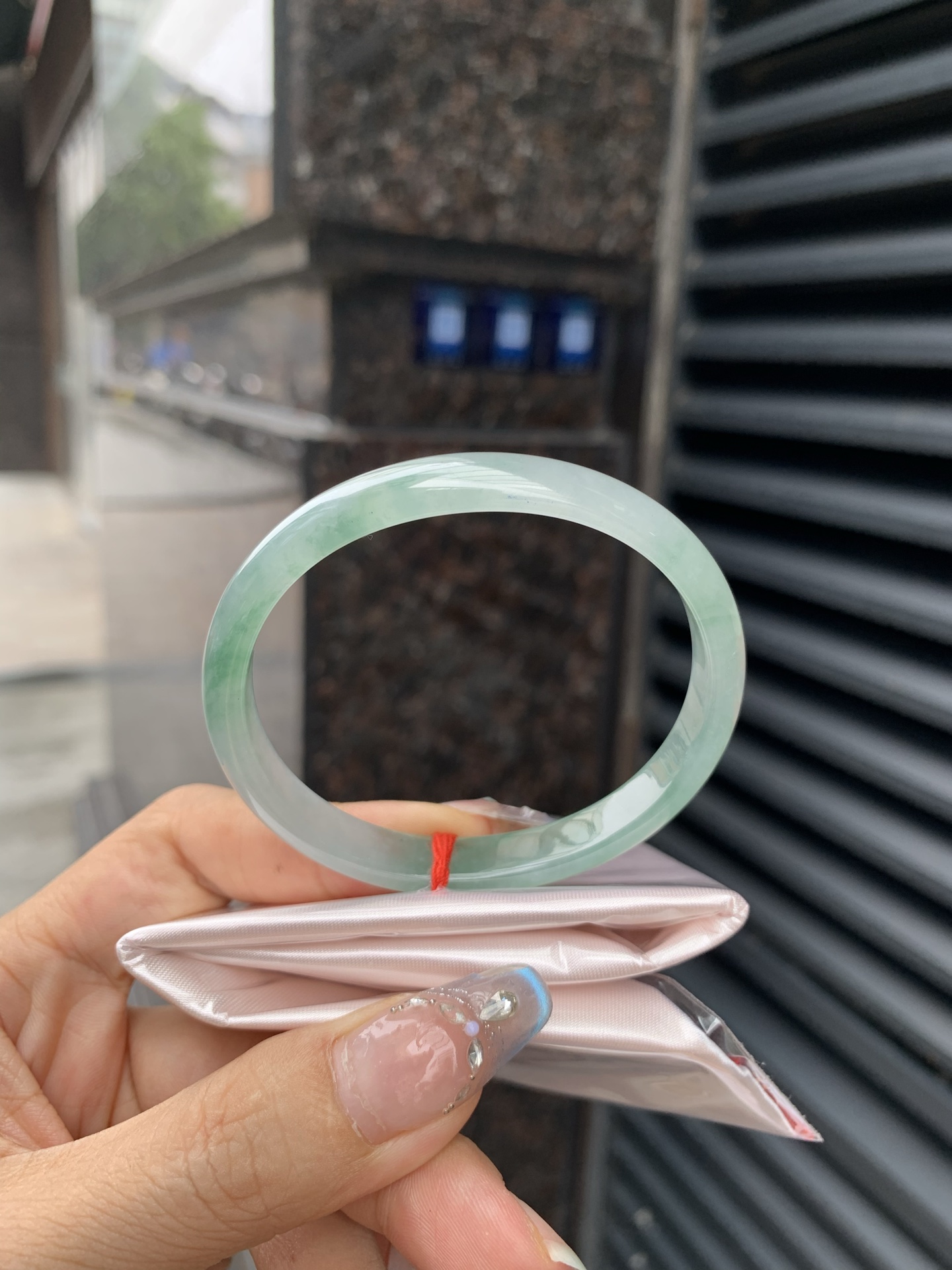 冰飘花贵妃，54.8-48.3-5.2-9，0508-2A109-2，底妆冰润细腻，绿花灵动飘逸，勾