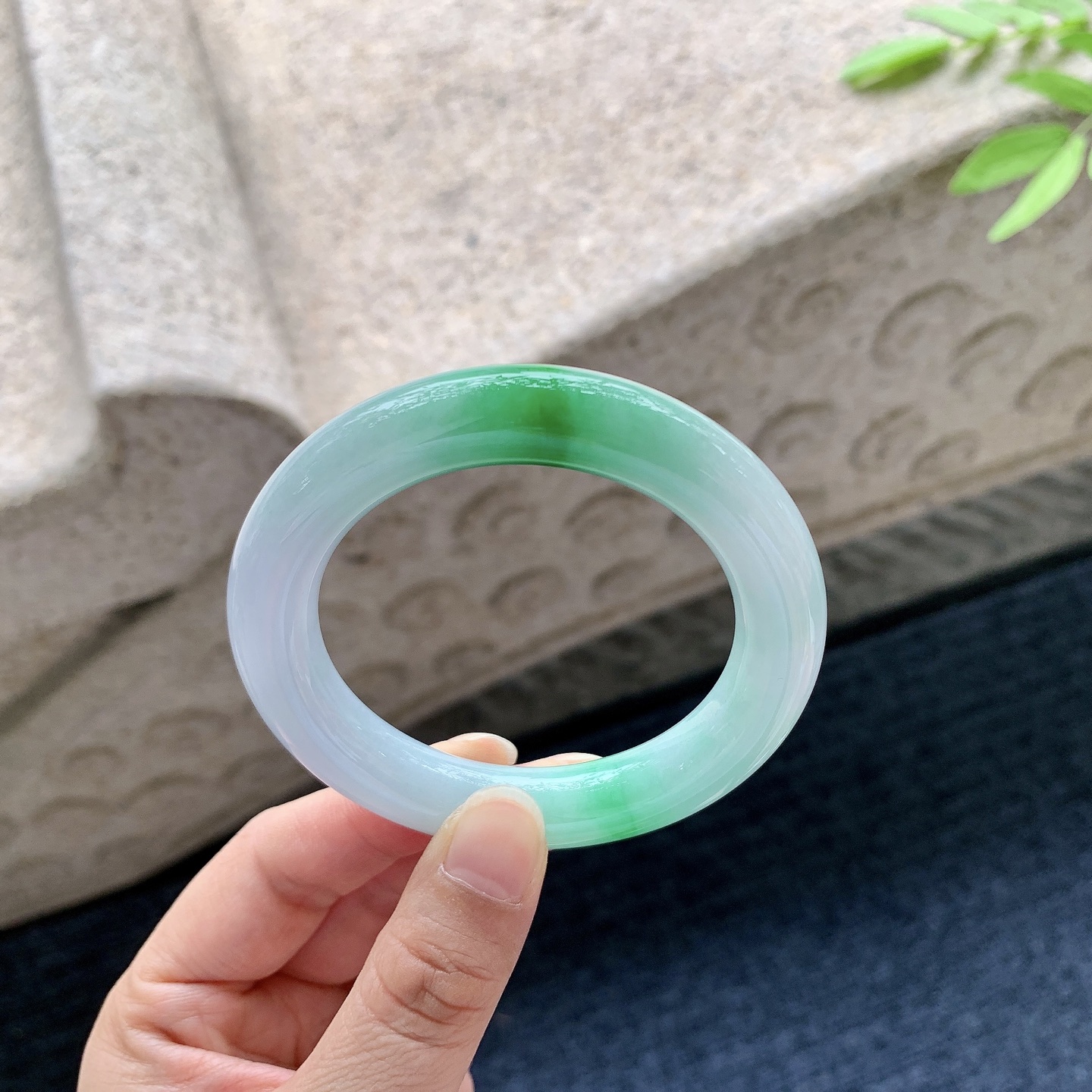 圆条50 51 【编码】GL050965 【描述】细糯飘辣绿，水润，种老，细腻，打灯有纹线