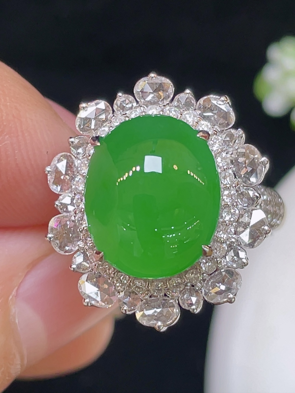 高冰正阳绿，戒指，大件饱满，通透水润，玉质细腻，翠色鲜艳，18k金奢华钻石镶嵌️，12.3-10.2-5.2