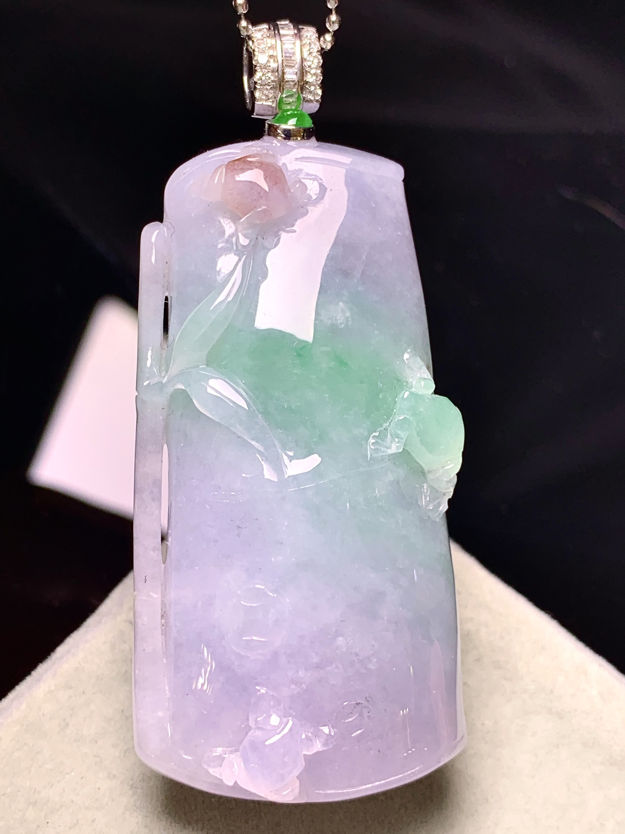 18k金钻镶嵌飘绿竹节吊坠 玉质细腻 色泽艳丽清新 水润亮眼 整体尺寸55.2*23.3*12 b1