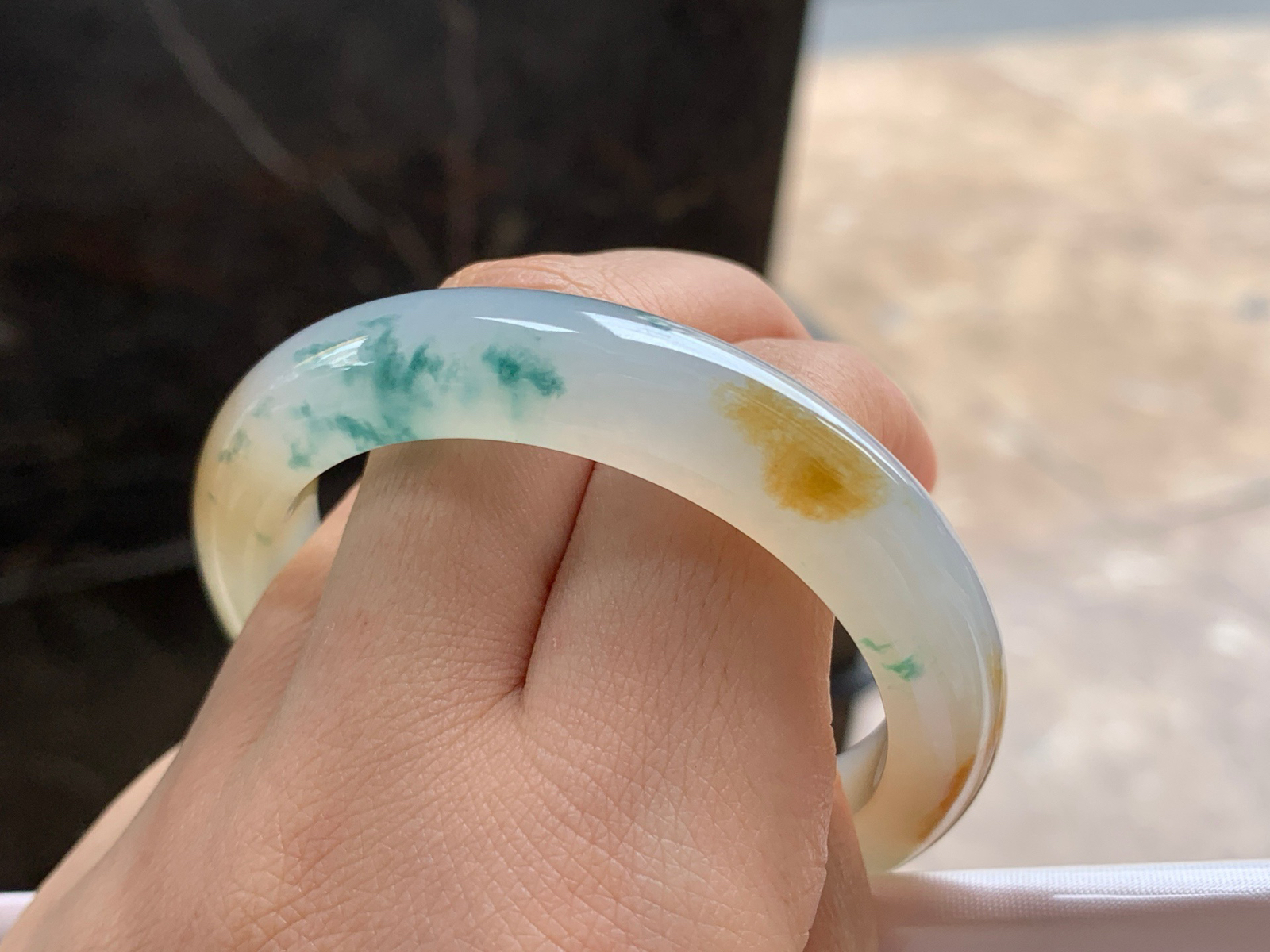 50.5-12.2-7.2

蓝花手镯^_^玉质温润