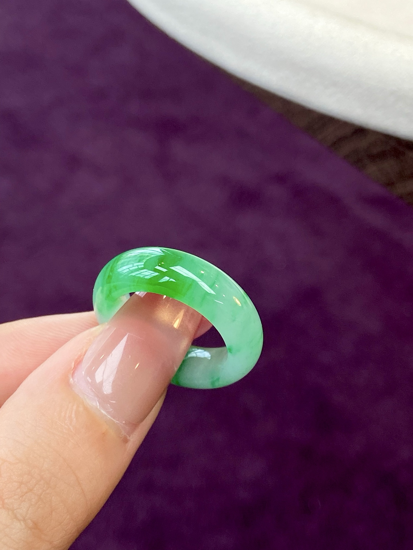 ️冰种飘绿指圈，美好的东西应该握在手上，种水色，上手瞬间显贵气，越戴越爱，裸石：6.8/4.3mm，圈口：13，无裂