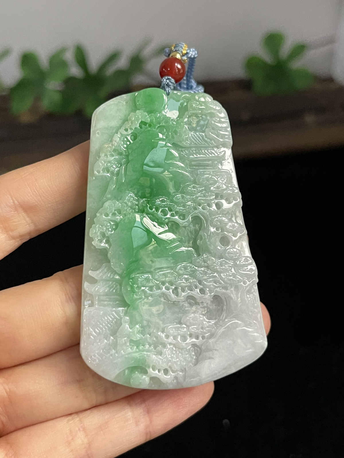翡翠糯化种飘绿山水牌，配珠未测