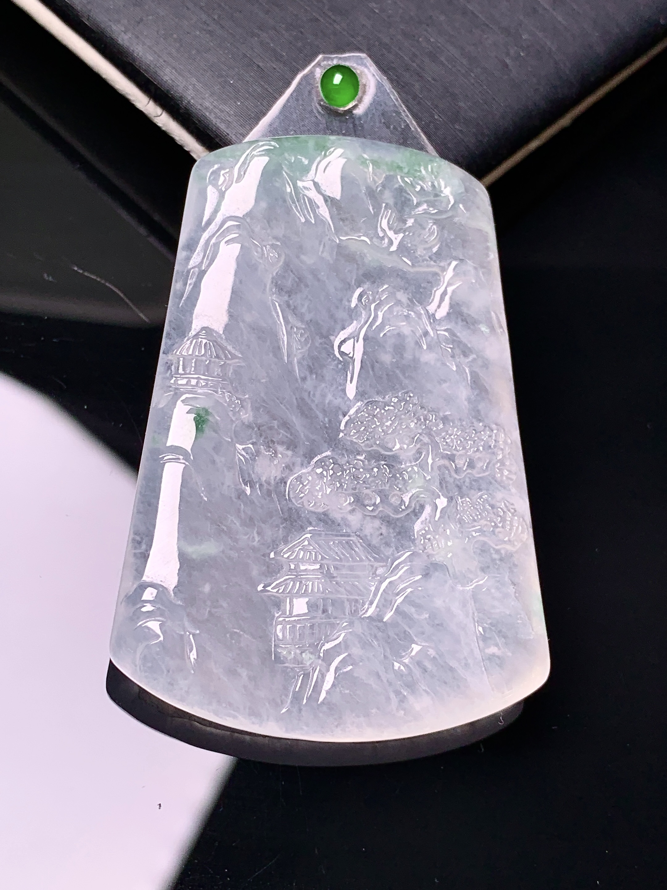 镶嵌款 冰种山水吊坠 玉质细腻 色泽艳丽清新 水润亮眼 整体尺寸43.6*30.2*3.5 2x