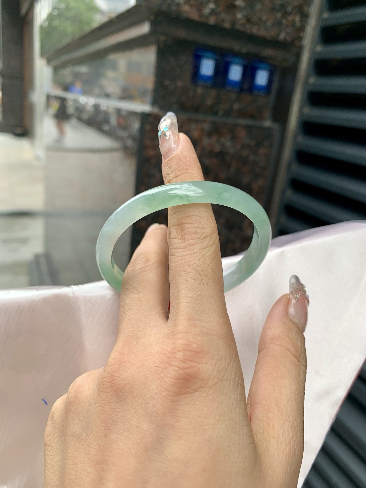 冰飘花贵妃，54.8-48.3-5.2-9，0508-2A109-2，底妆冰润细腻，绿花灵动飘逸，勾勒出一幅唯美诗意的山水意境画，古典优雅又秀气，无裂
