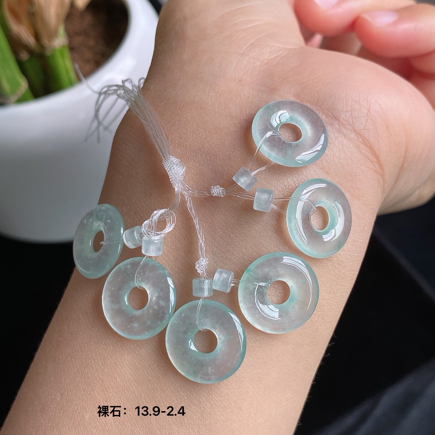 冰种甜甜圈，做锁骨链：清冷白月光，日常戴巨温柔，做耳坠：仙到发光，拍照自带打光板，做手链：叠戴绝了，