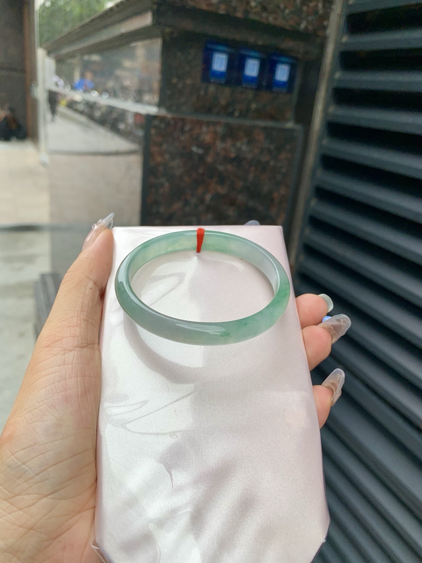 冰飘花贵妃，54.8-48.3-5.2-9，0508-2A109-2，底妆冰润细腻，绿花灵动飘逸，勾勒出一幅唯美诗意的山水意境画，古典优雅又秀气，无裂