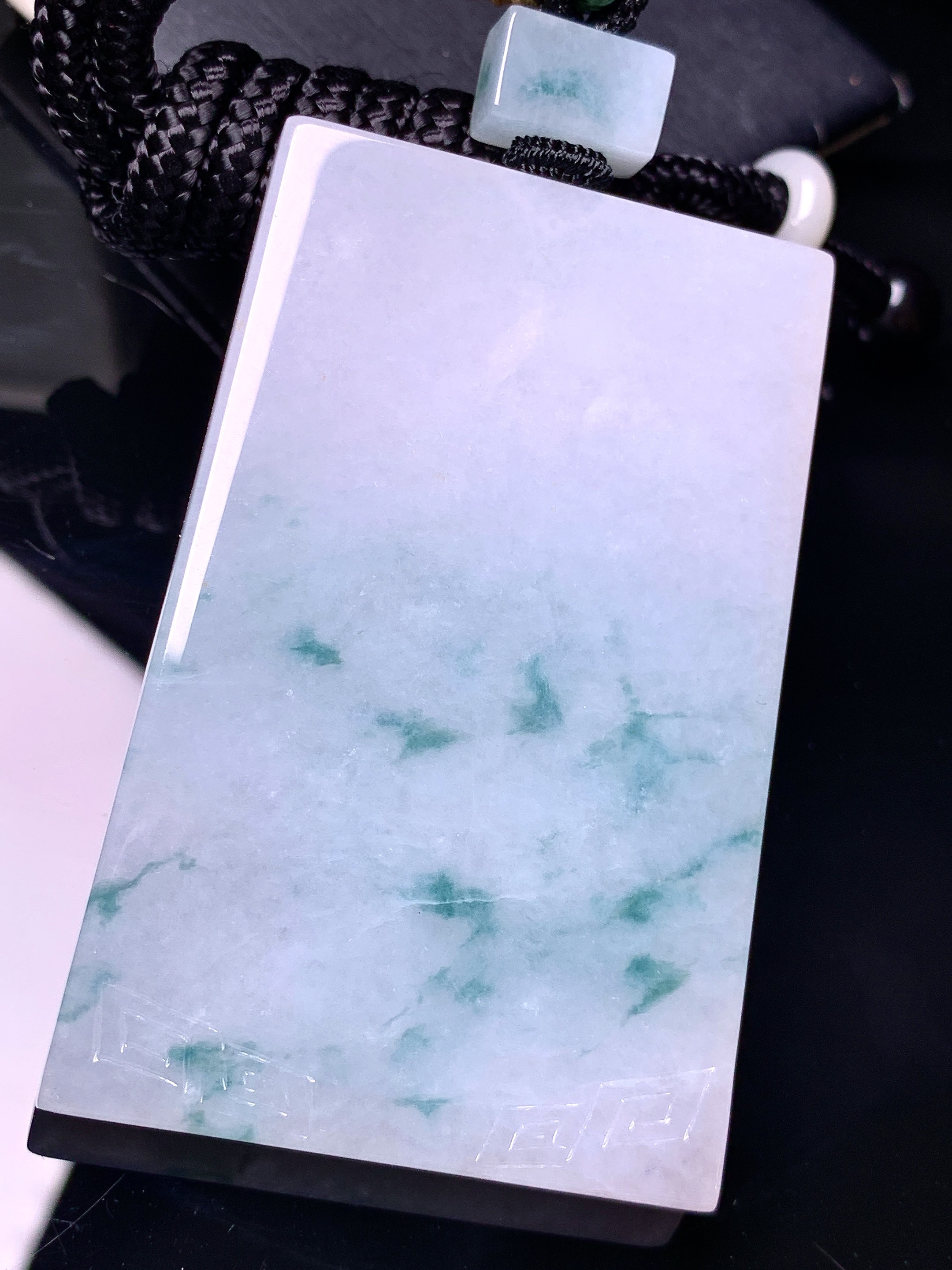 飘绿无事牌吊坠 玉质细腻 色泽艳丽清新 水润亮眼 整体尺寸62.8*41.5*6 w1